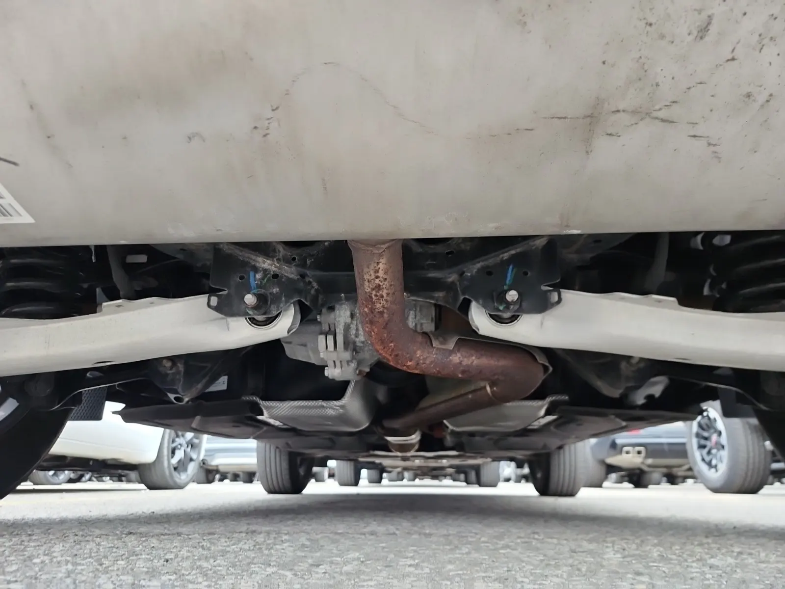 Undercarriage - Rear Photo