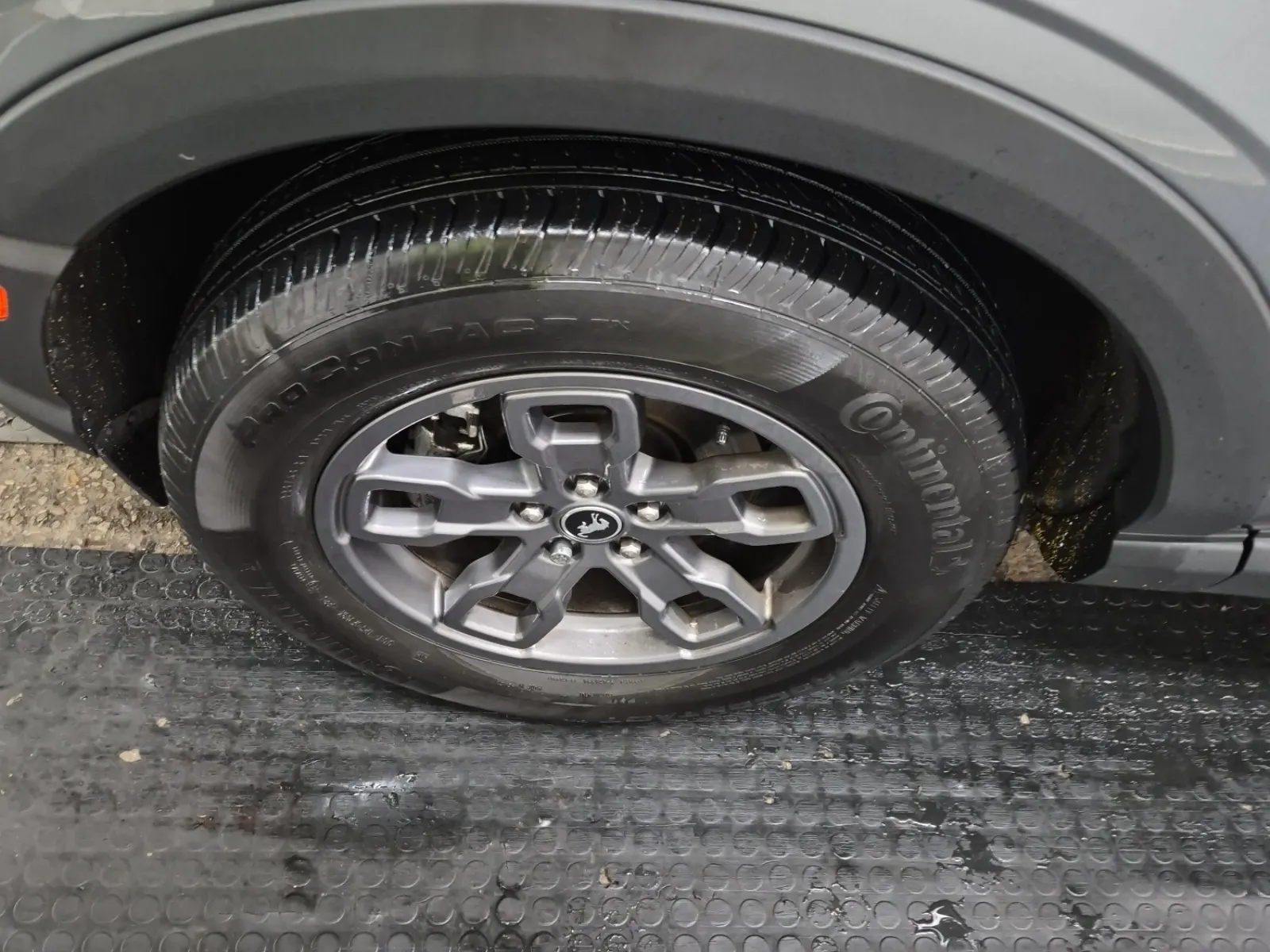 Front driver wheel/tire photo