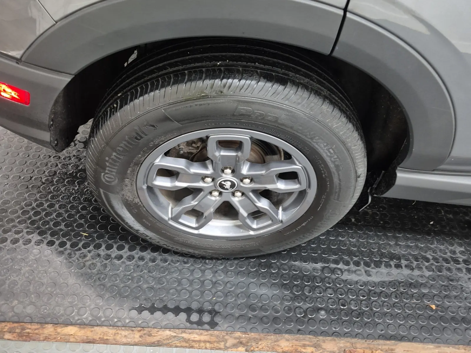 Right Rear Wheel/Tire Photo