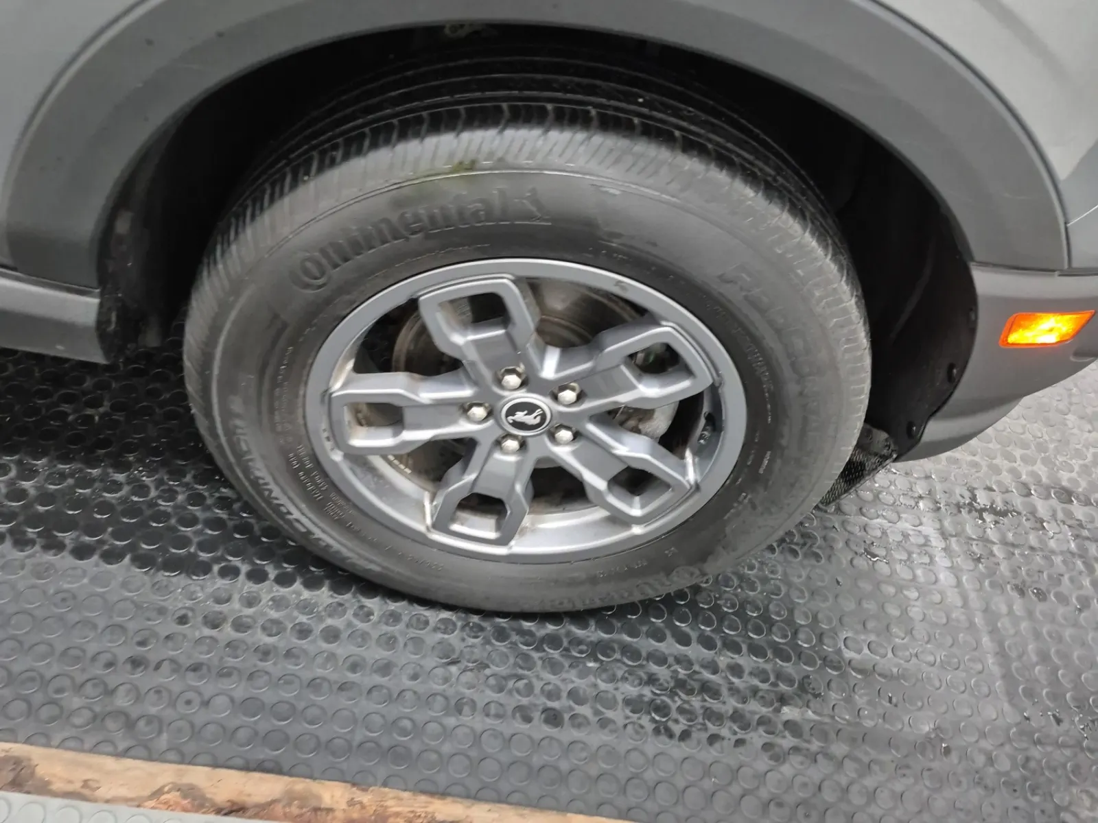Right Front Wheel/Tire Photo