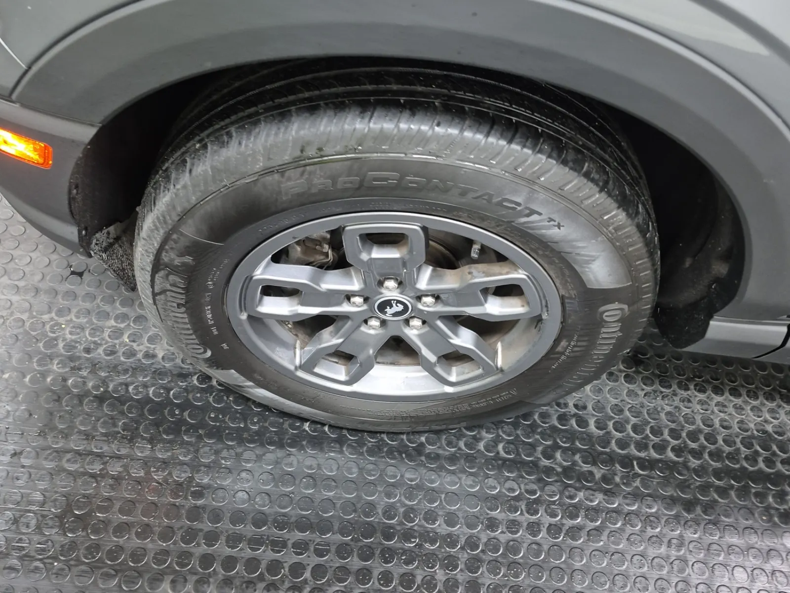 Front driver wheel/tire photo