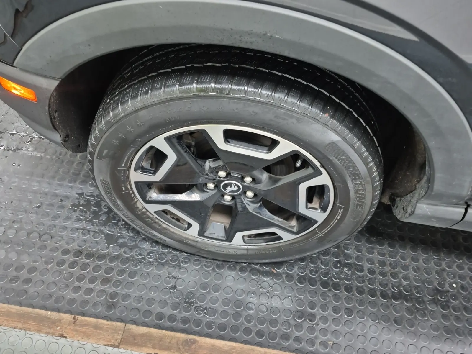 Front driver wheel/tire photo