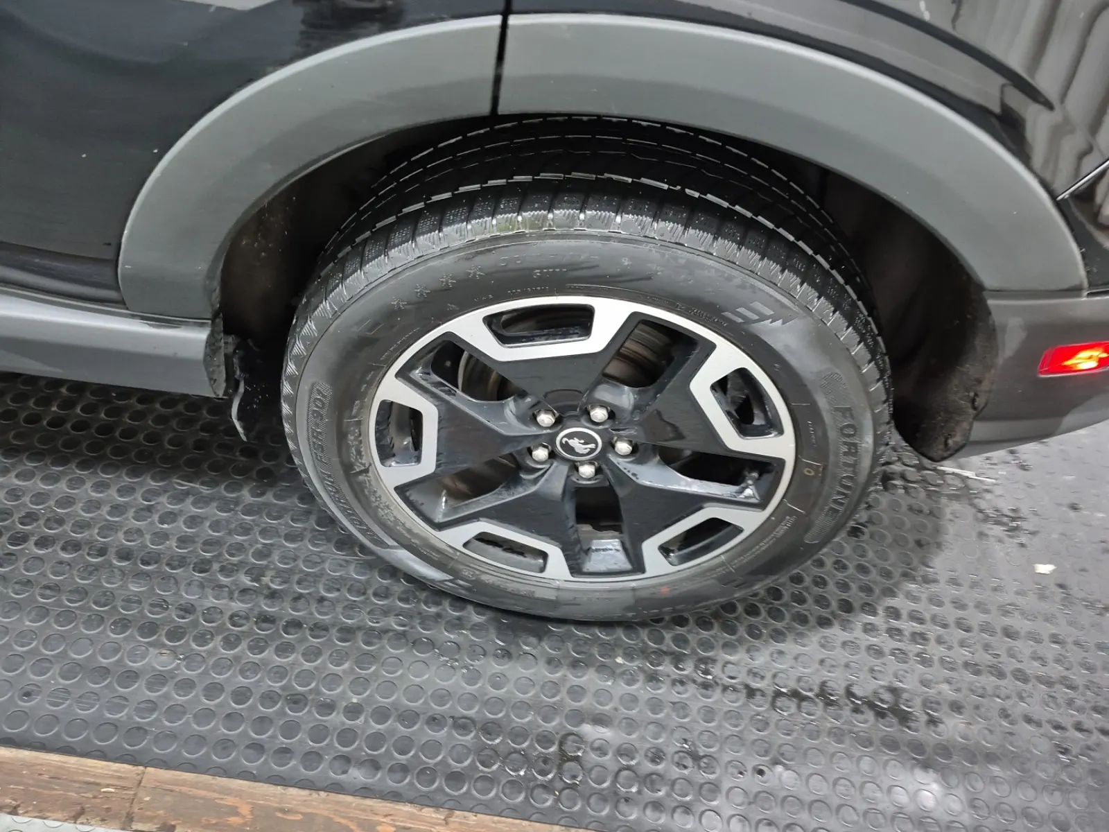 Left Rear Wheel/Tire Photo