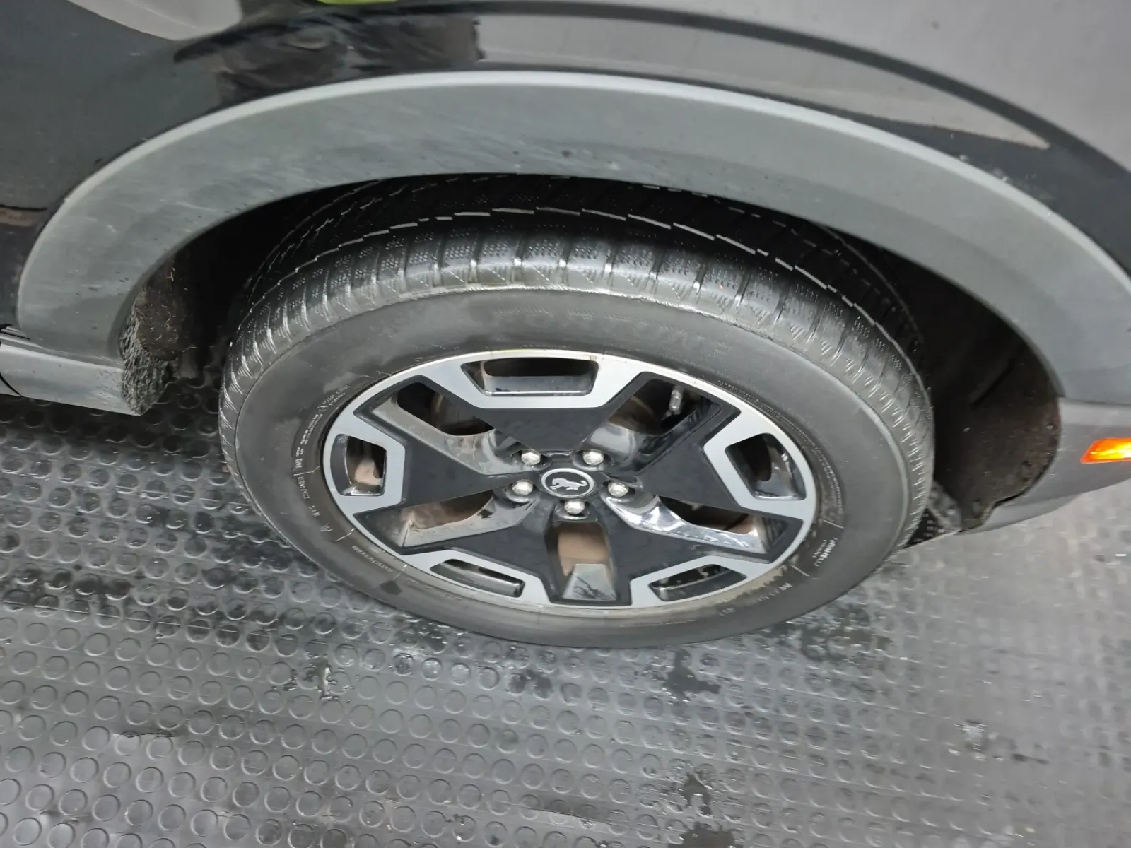 Right Front Wheel/Tire Photo