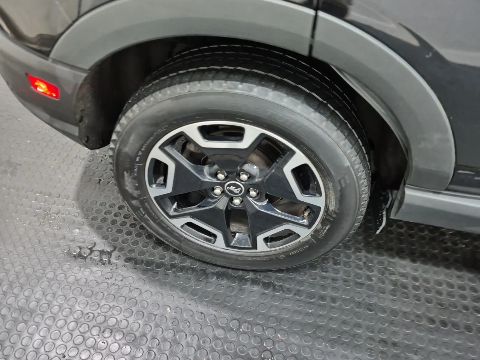Right Rear Wheel/Tire Photo