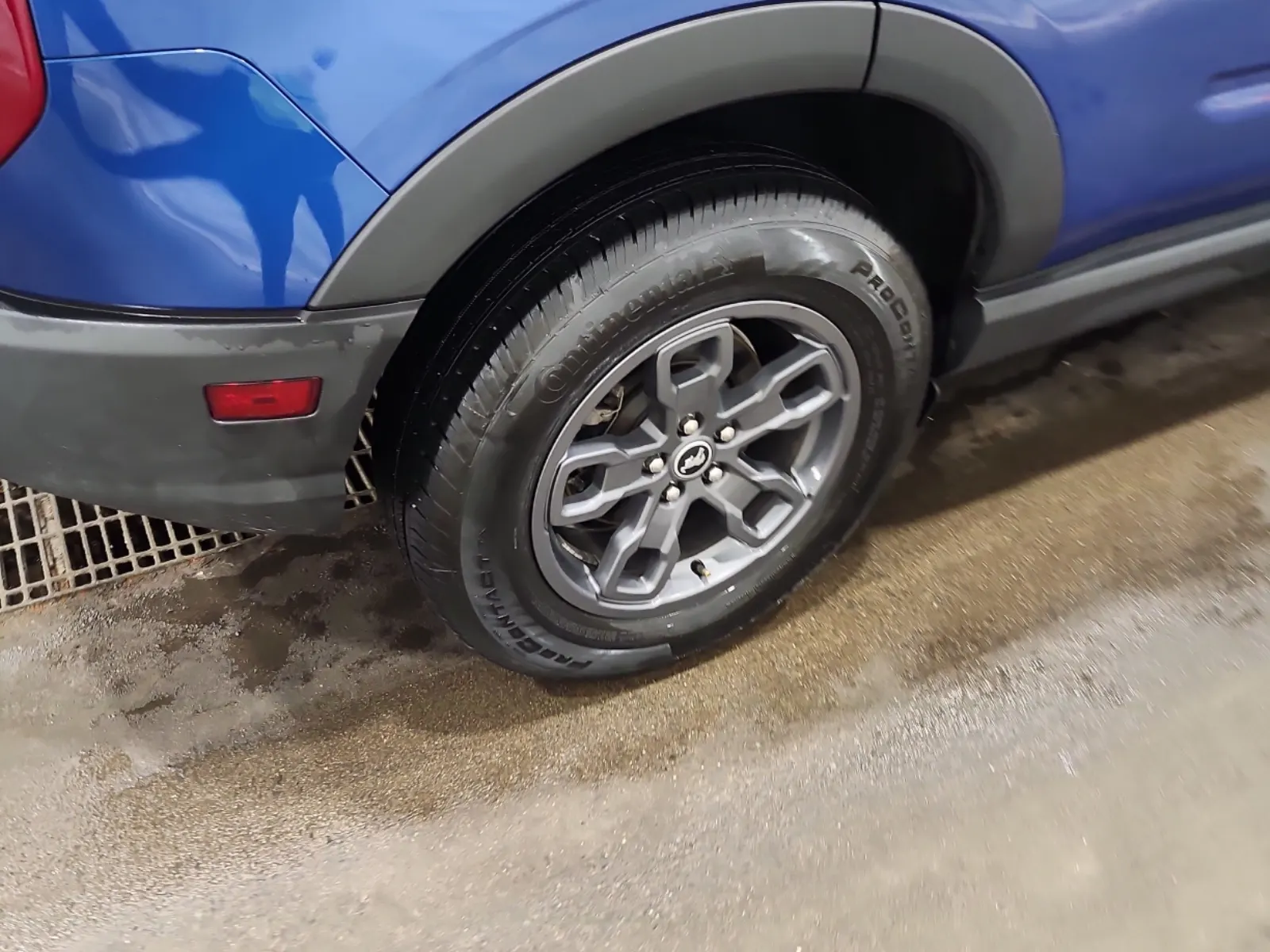 Right Rear Wheel/Tire Photo
