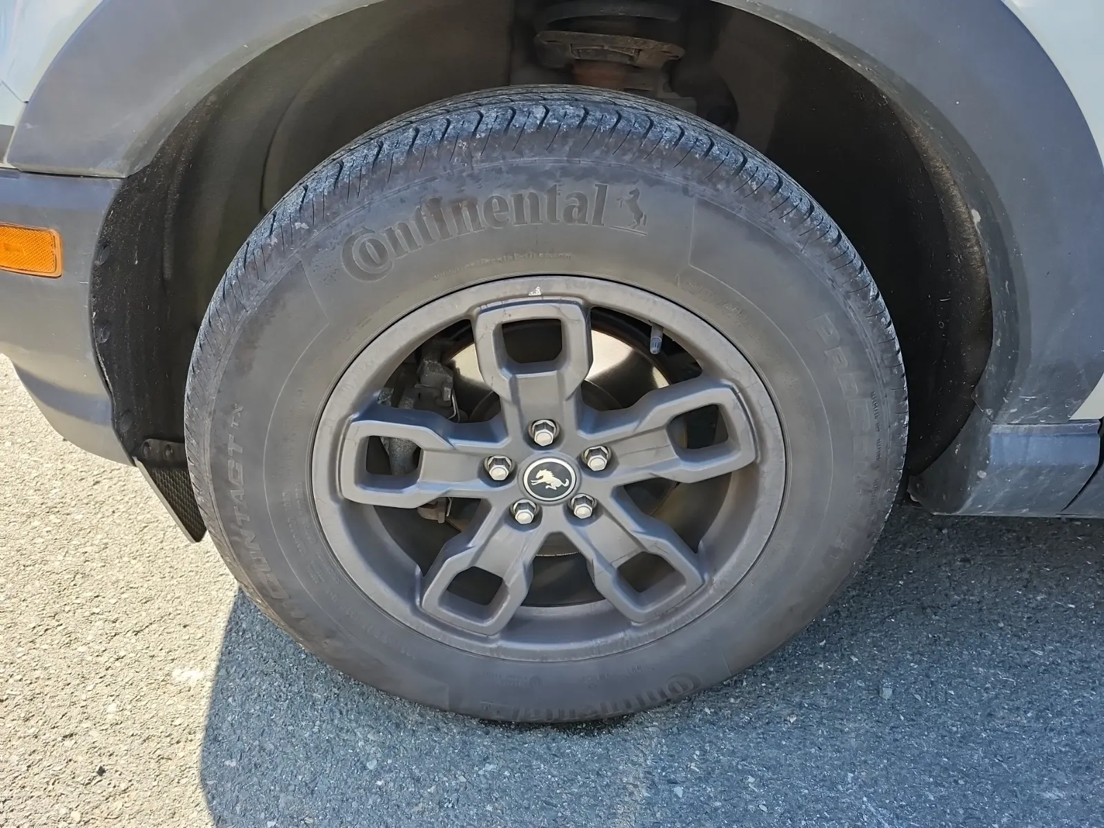 Front driver wheel/tire photo