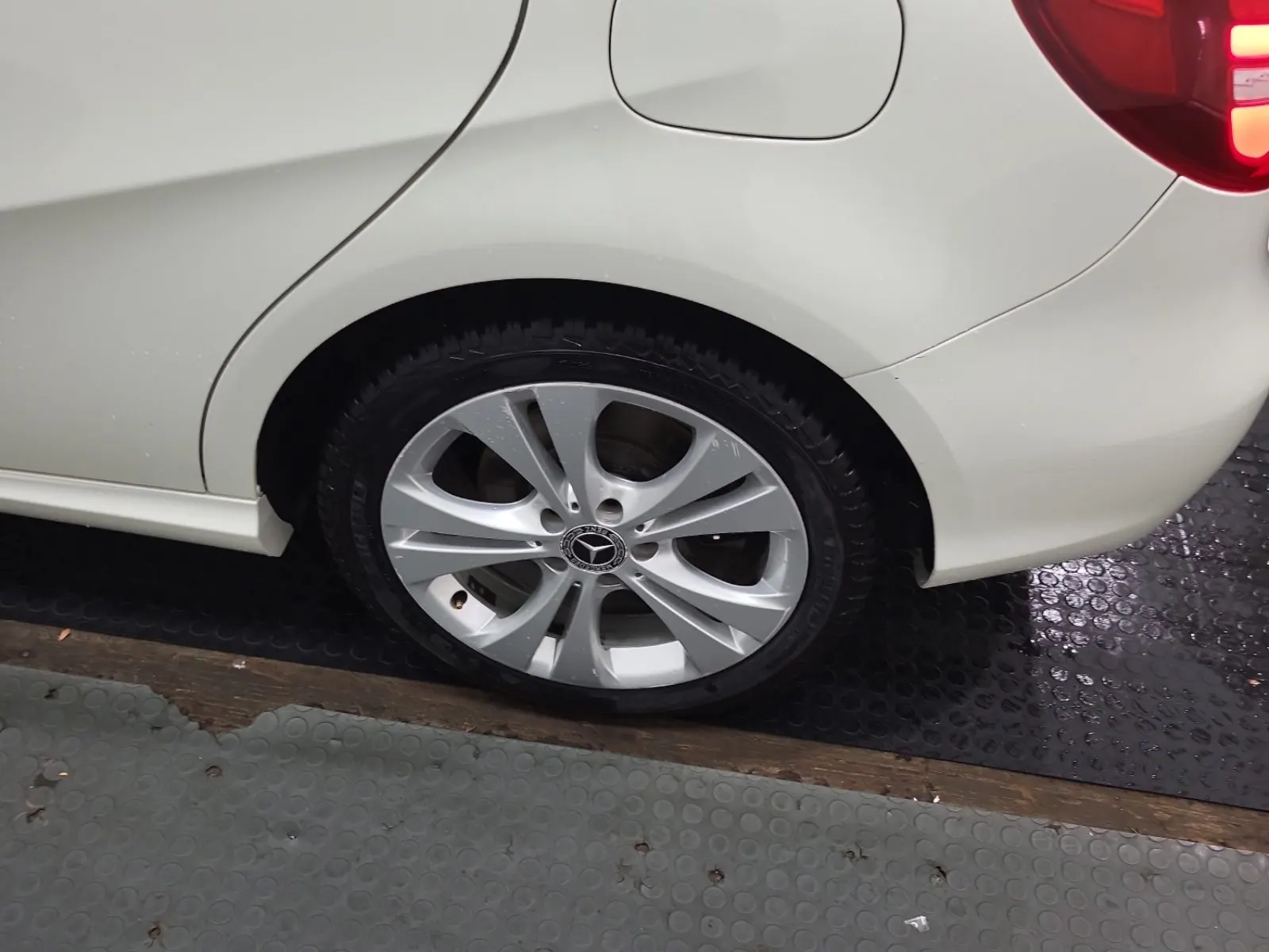 Left Rear Wheel/Tire Photo