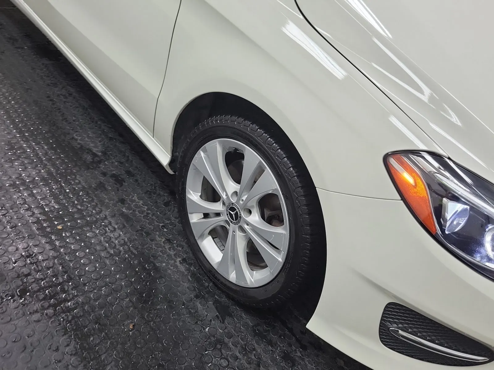 Right Front Wheel/Tire Photo