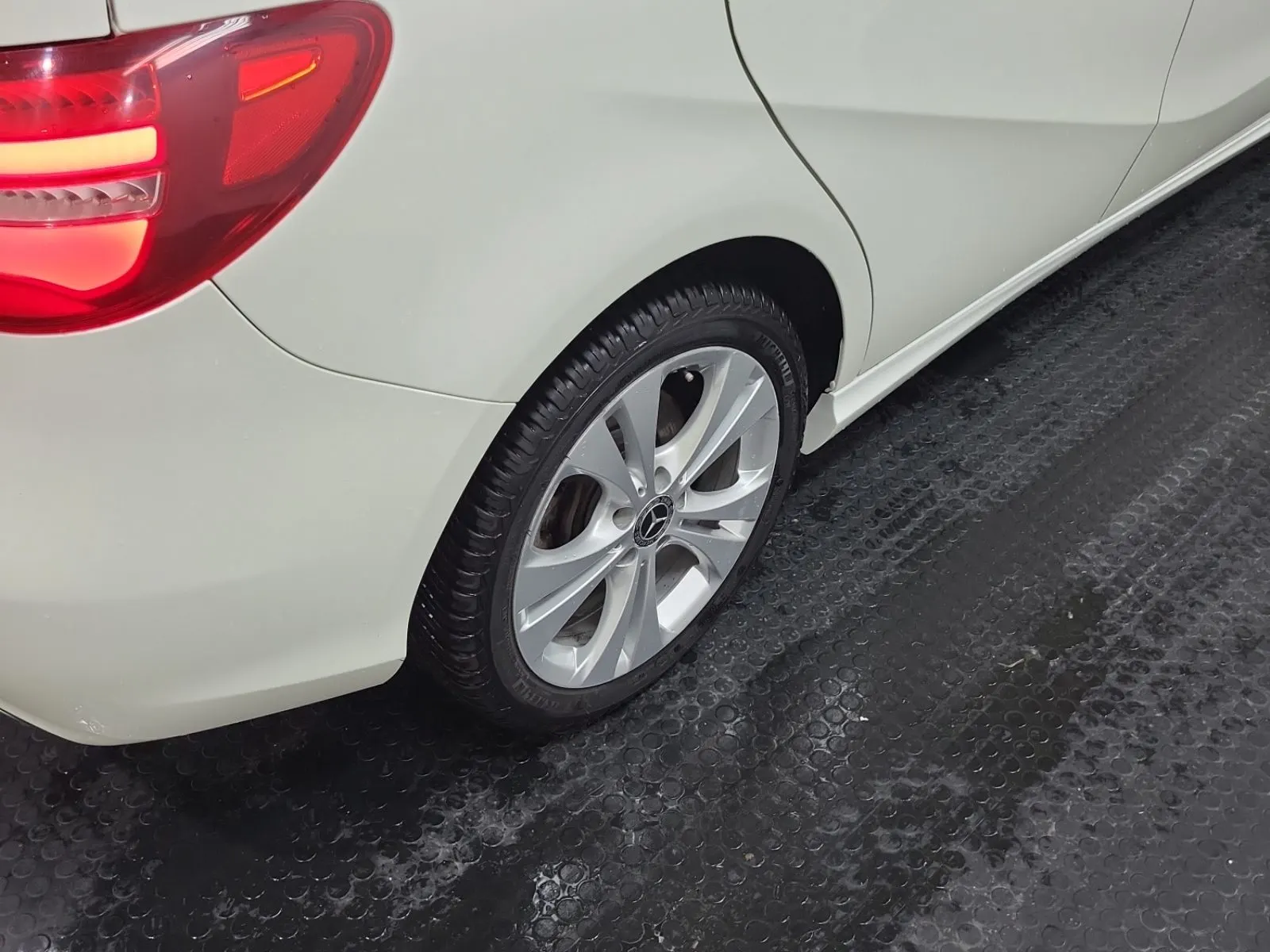 Right Rear Wheel/Tire Photo