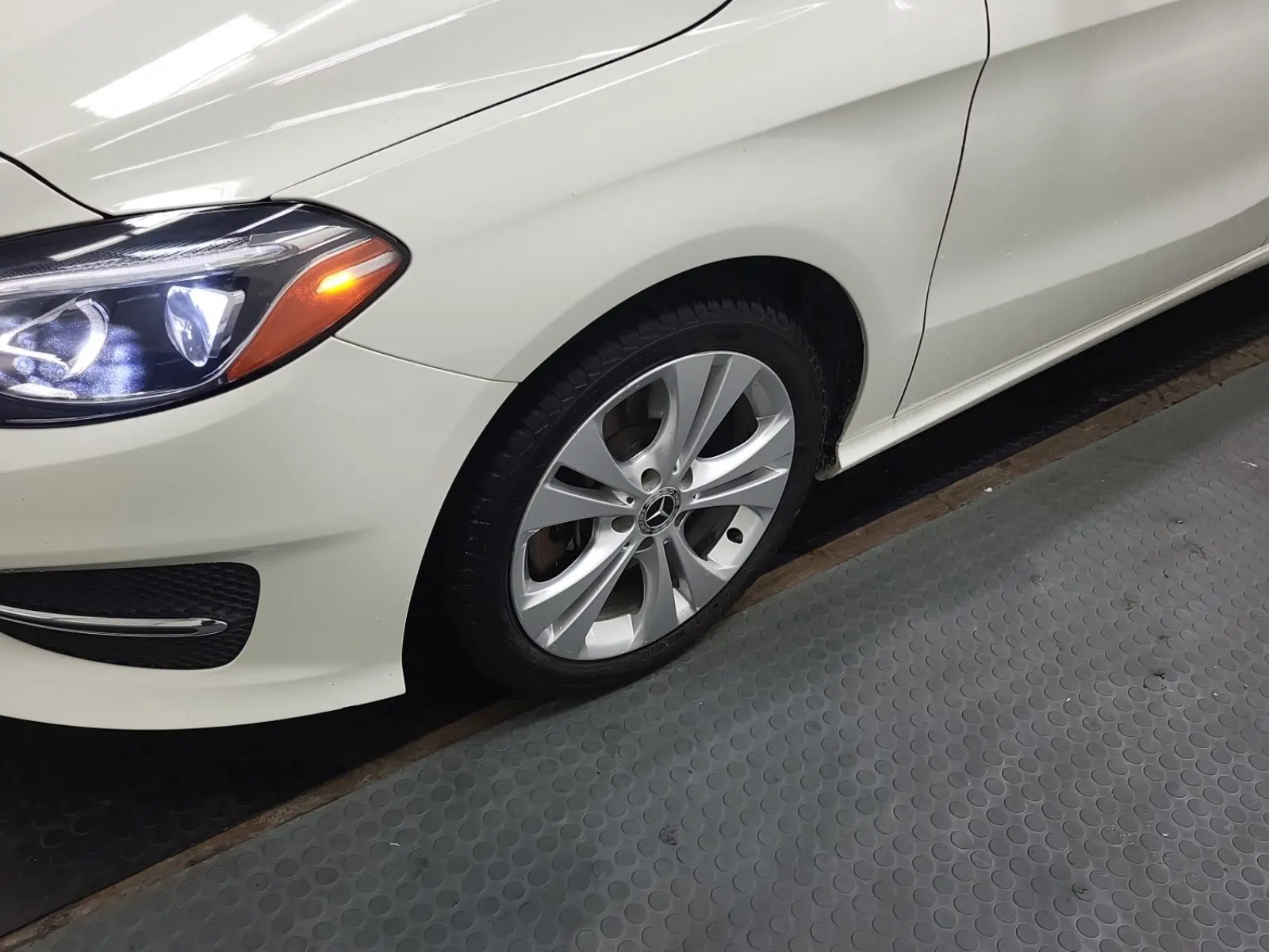Front driver wheel/tire photo