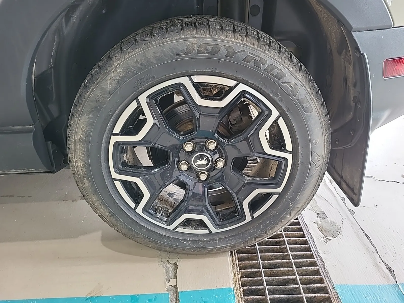 Left Rear Wheel/Tire Photo