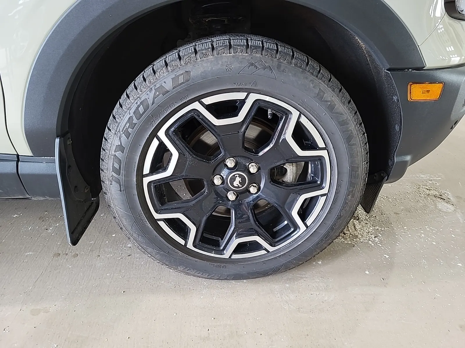 Right Front Wheel/Tire Photo