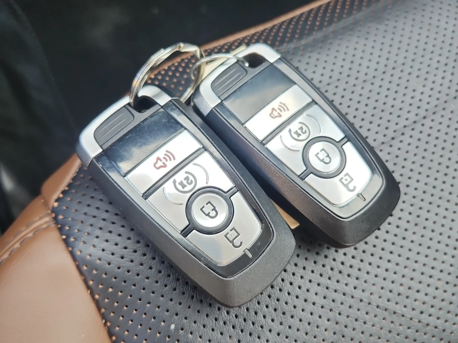 Keys/Fobs/Manual Photo
