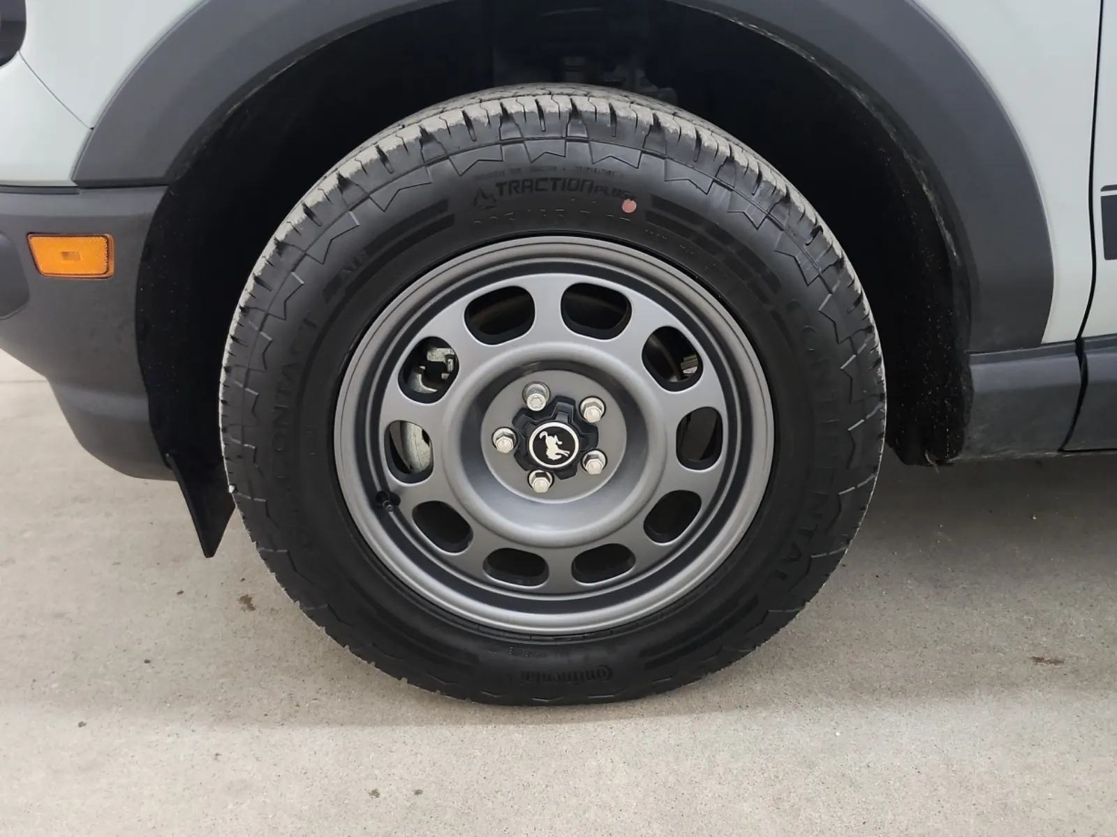 Front driver wheel/tire photo
