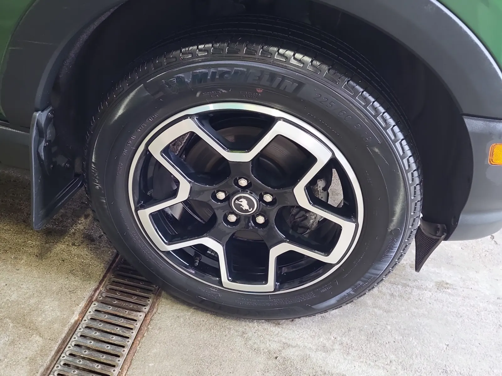 Right Front Wheel/Tire Photo