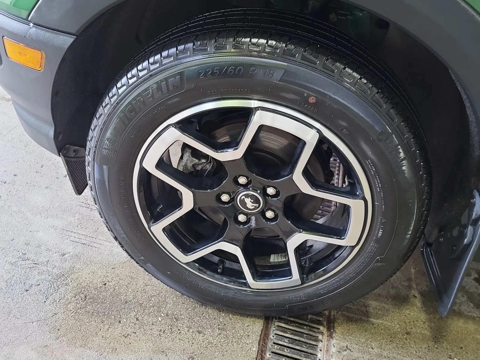 Front driver wheel/tire photo