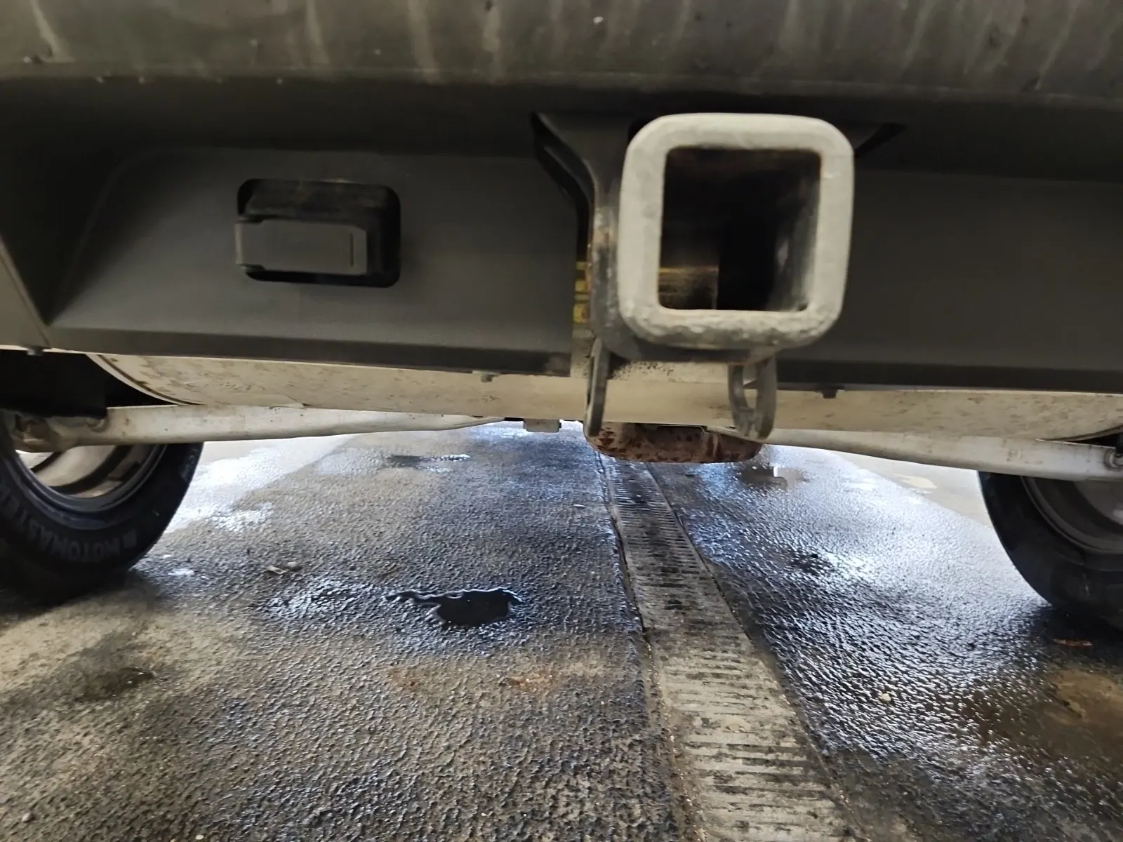 Undercarriage - Rear Photo