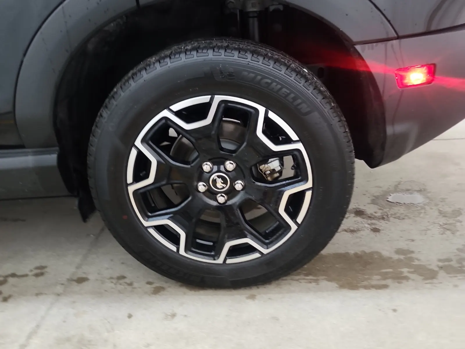 Left Rear Wheel/Tire Photo