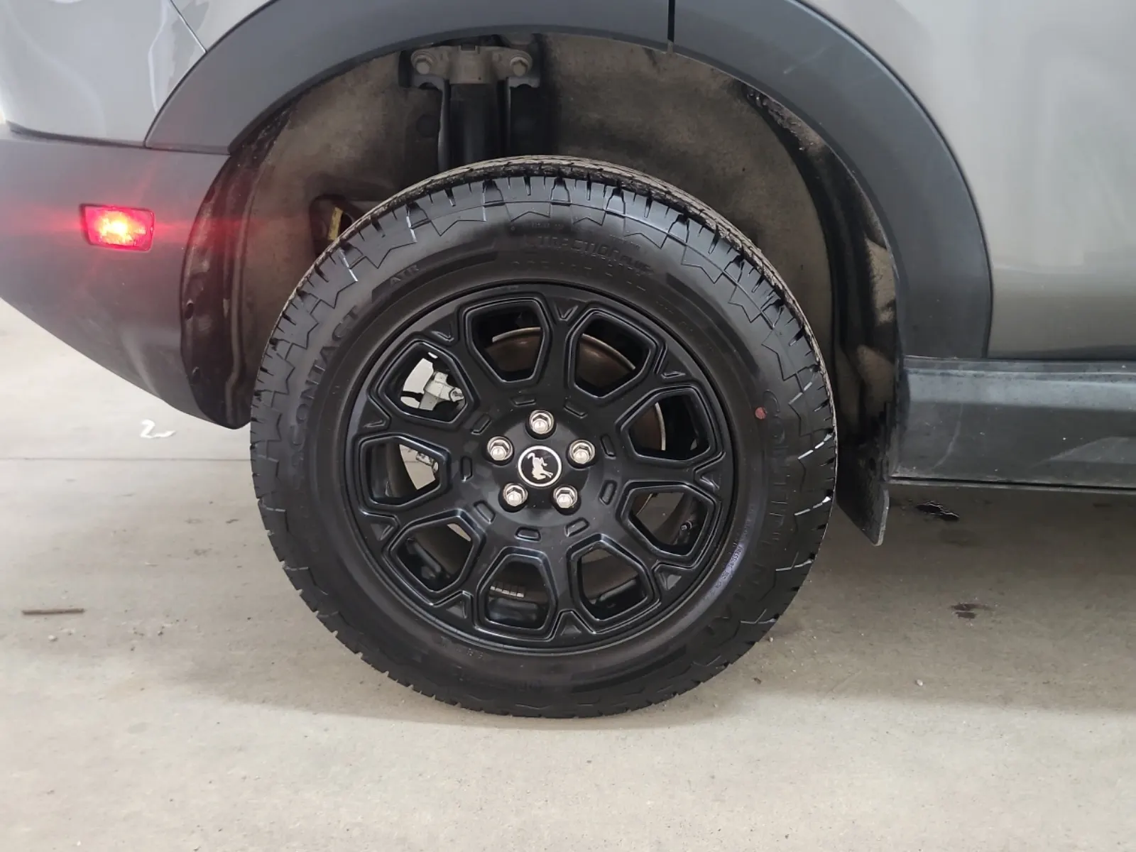 Right Rear Wheel/Tire Photo