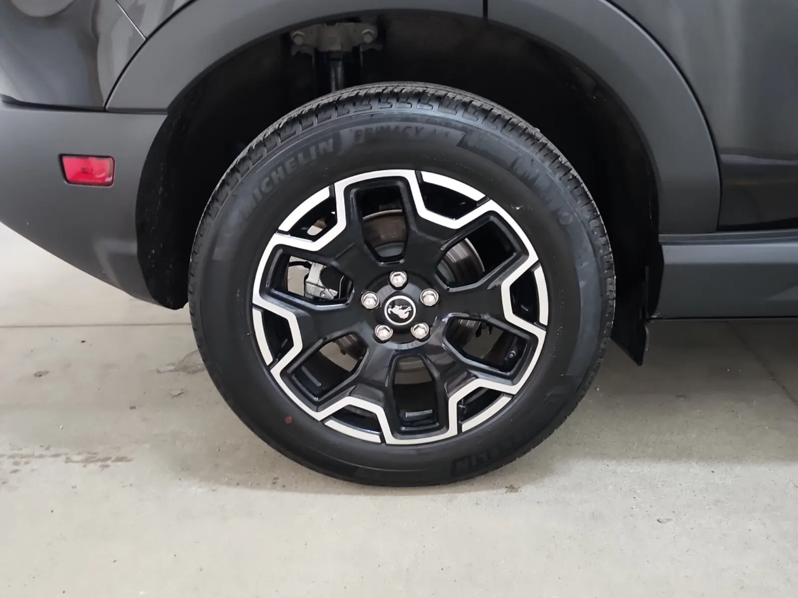 Right Rear Wheel/Tire Photo