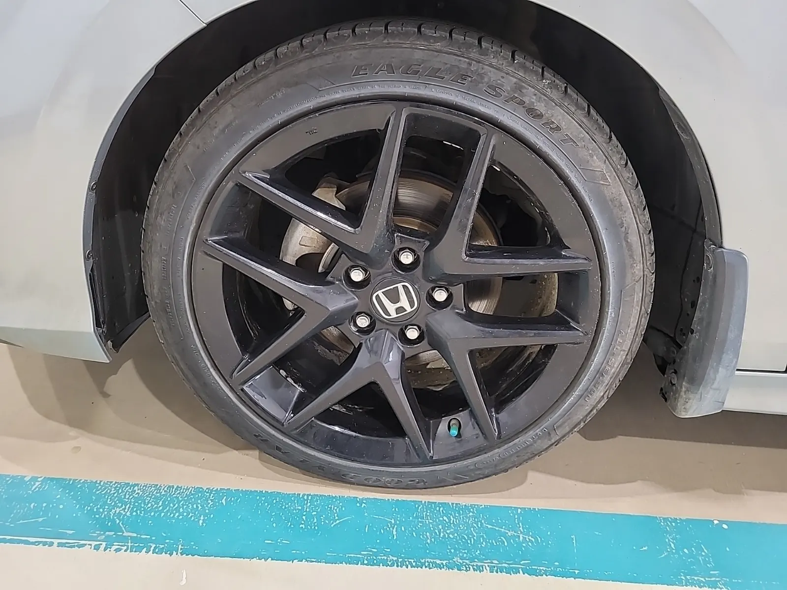 Front driver wheel/tire photo