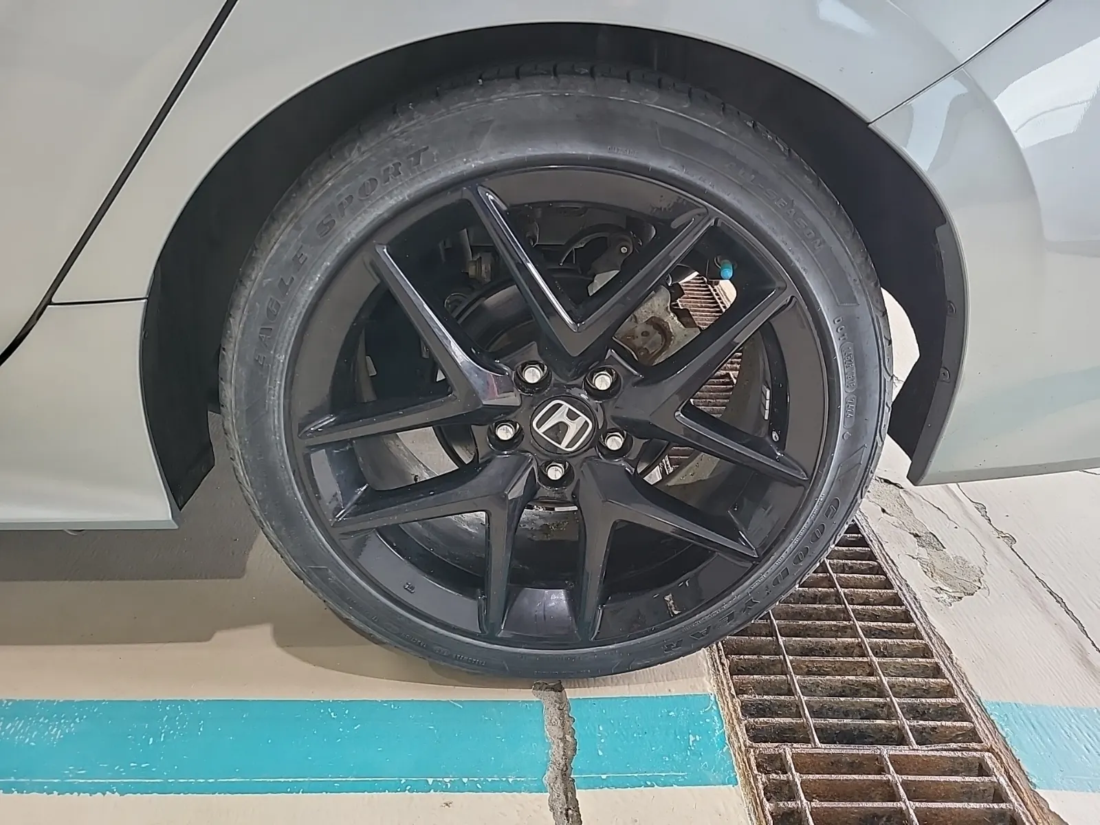 Left Rear Wheel/Tire Photo