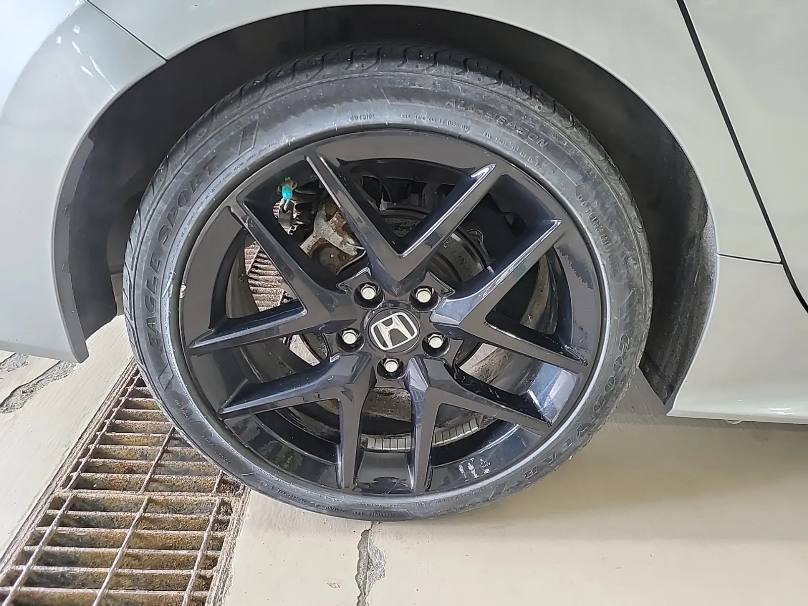 Right Rear Wheel/Tire Photo