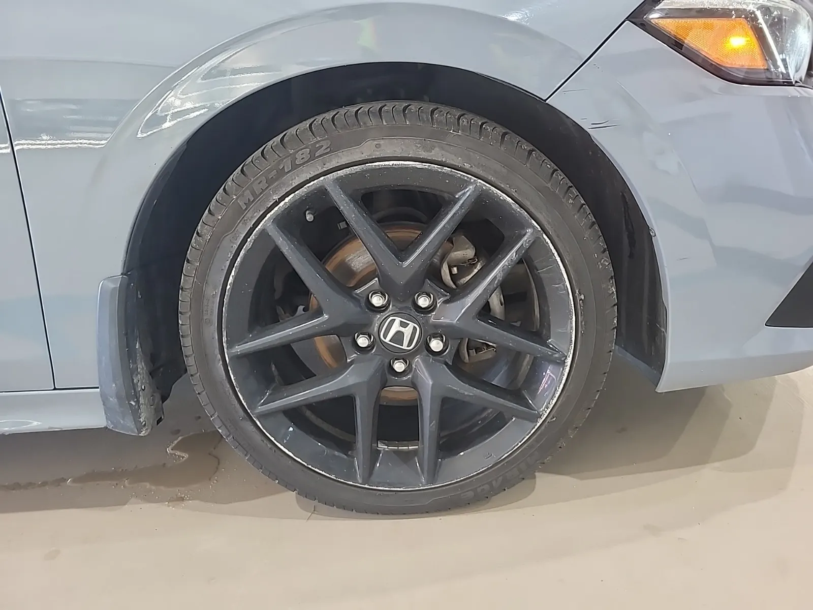Right Front Wheel/Tire Photo