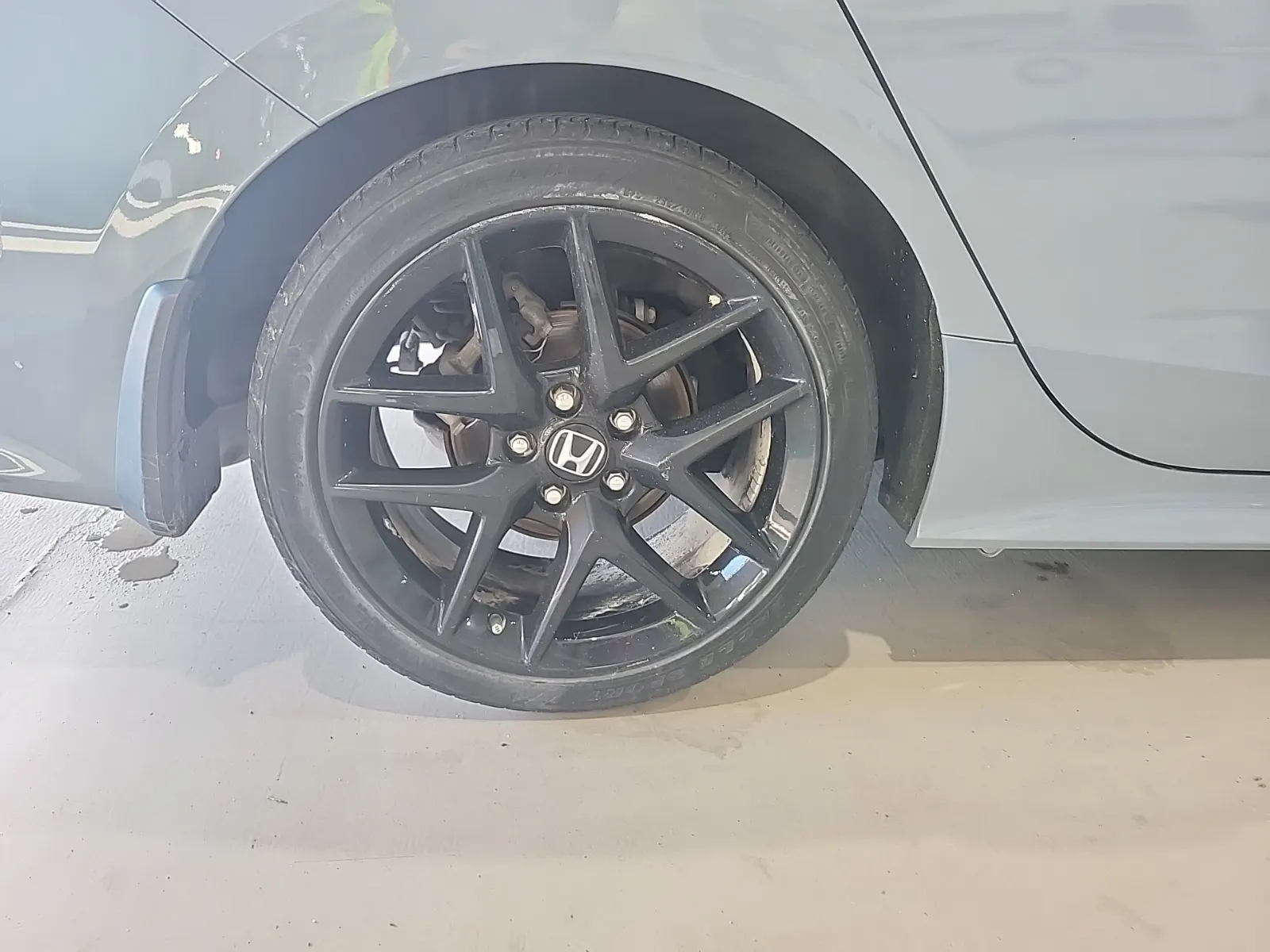 Right Rear Wheel/Tire Photo