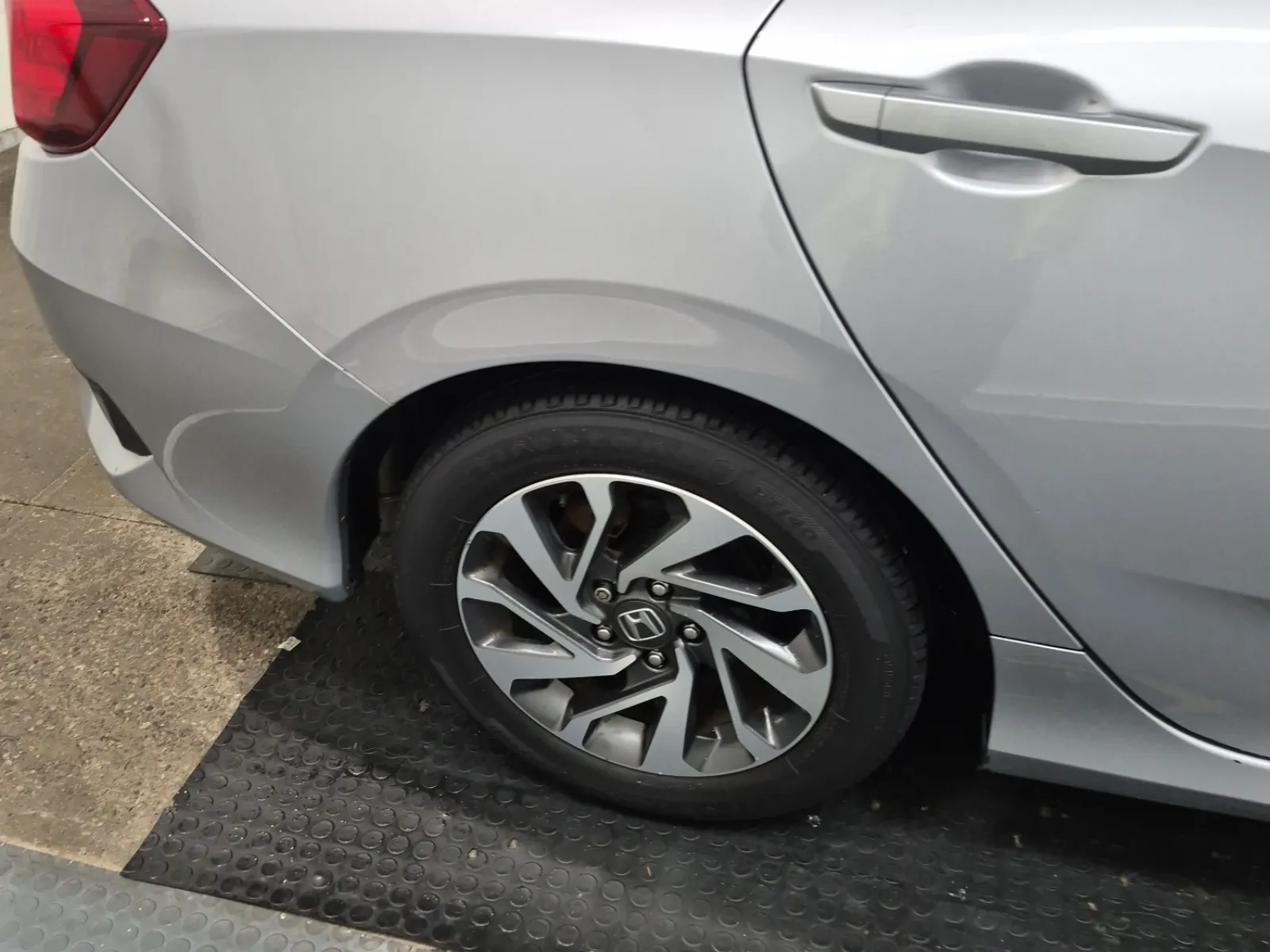 Right Rear Wheel/Tire Photo