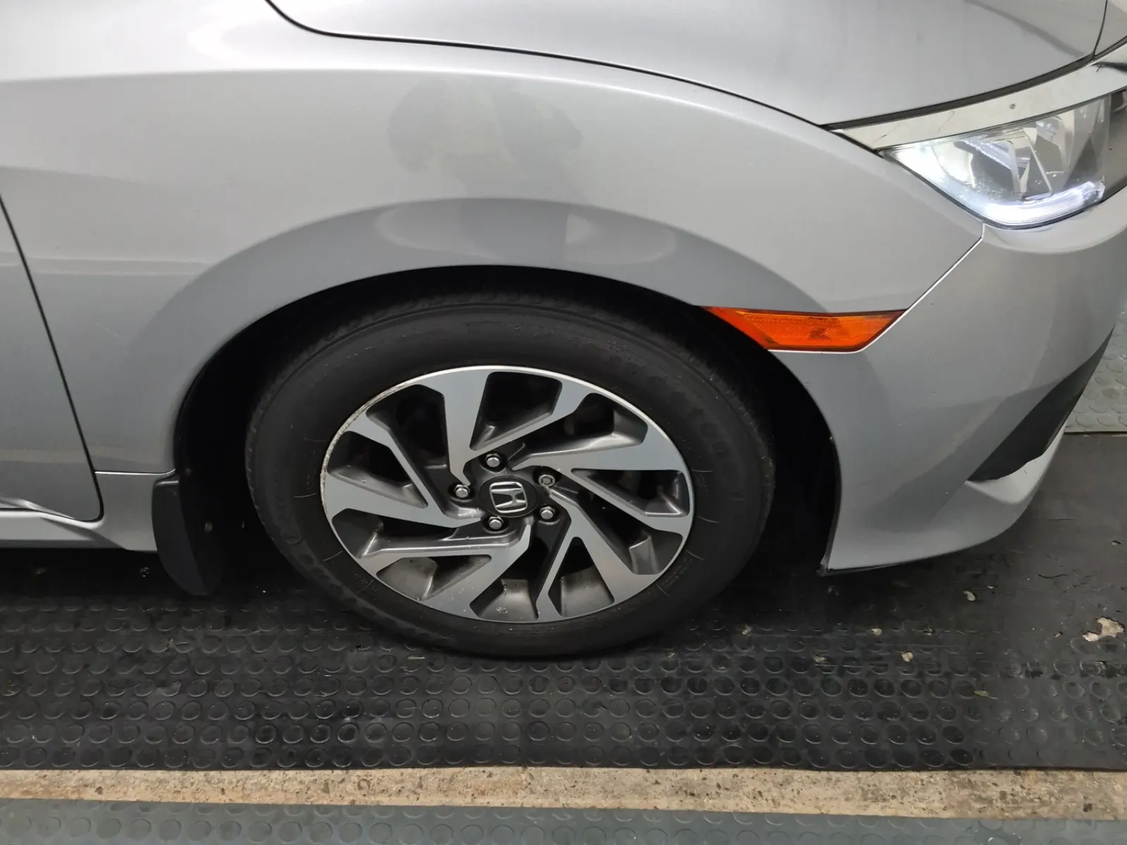 Right Front Wheel/Tire Photo