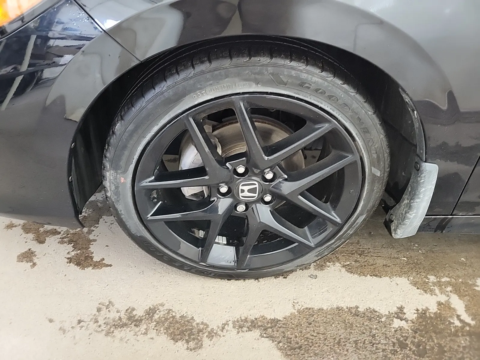 Front driver wheel/tire photo