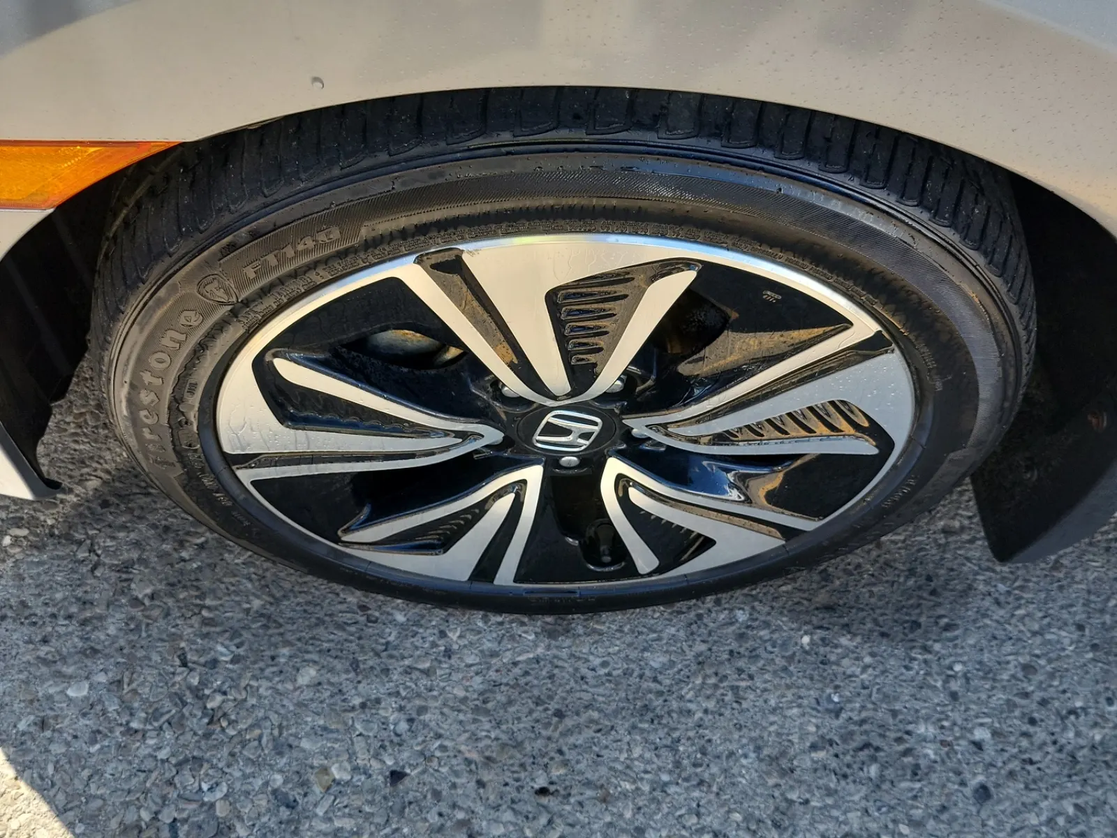 Front driver wheel/tire photo