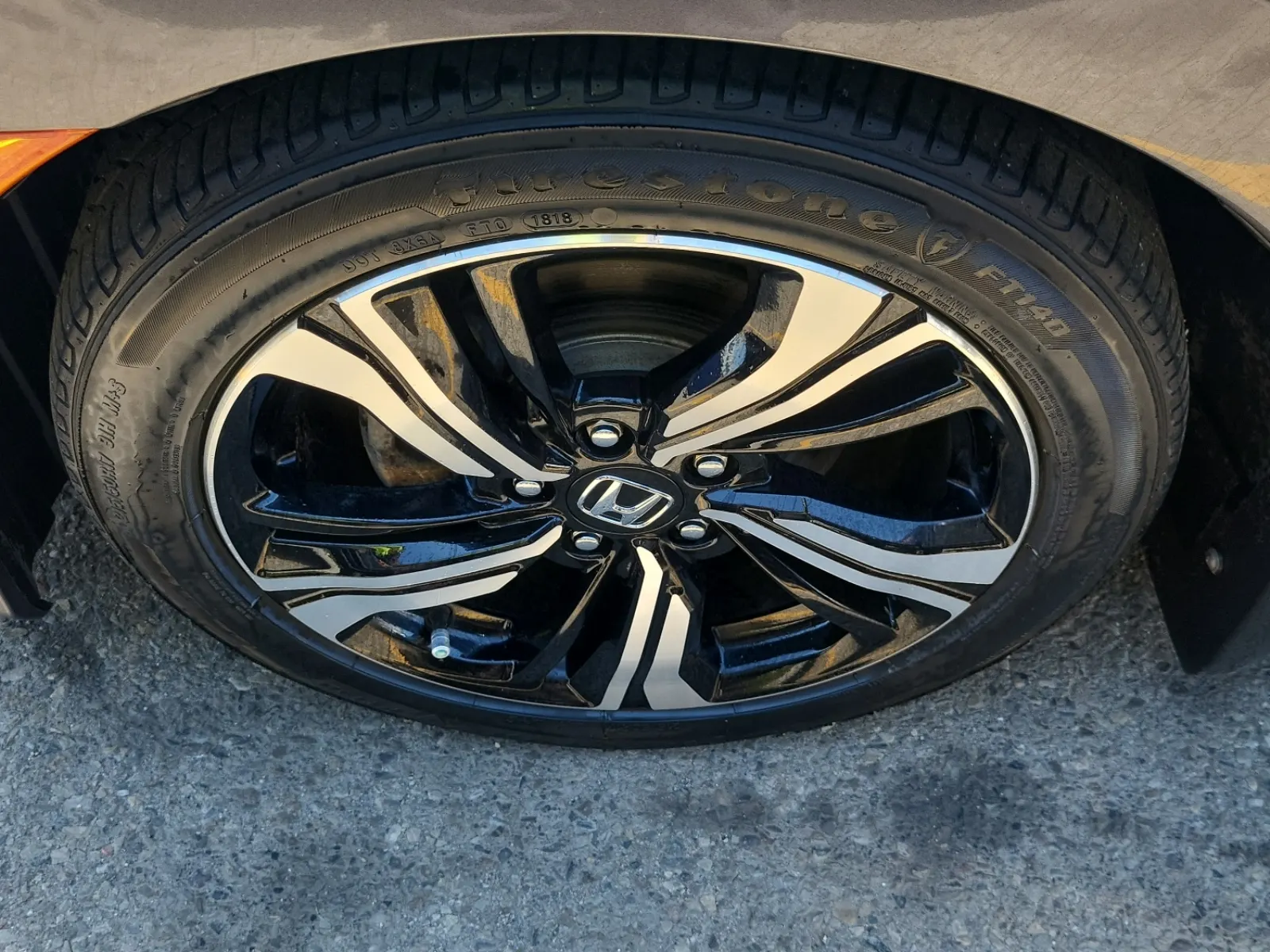 Front driver wheel/tire photo