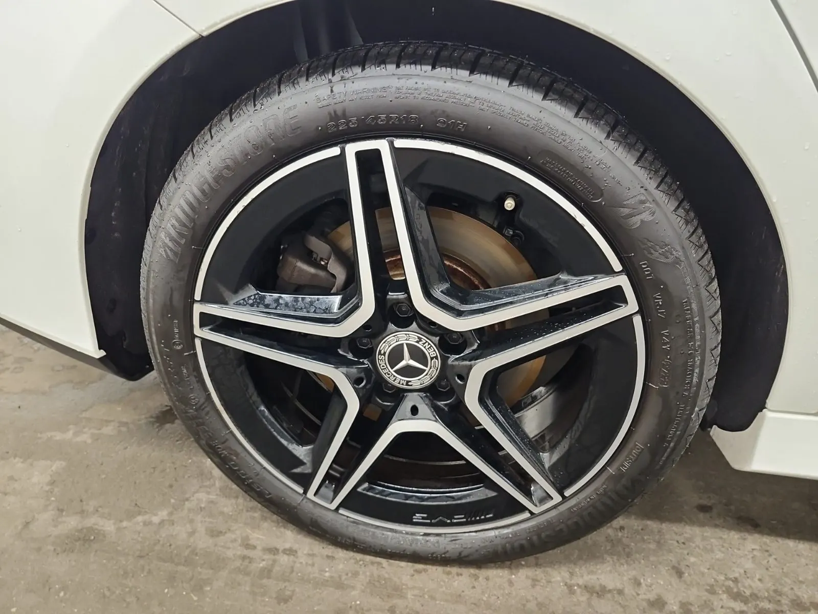 Right Rear Wheel/Tire Photo