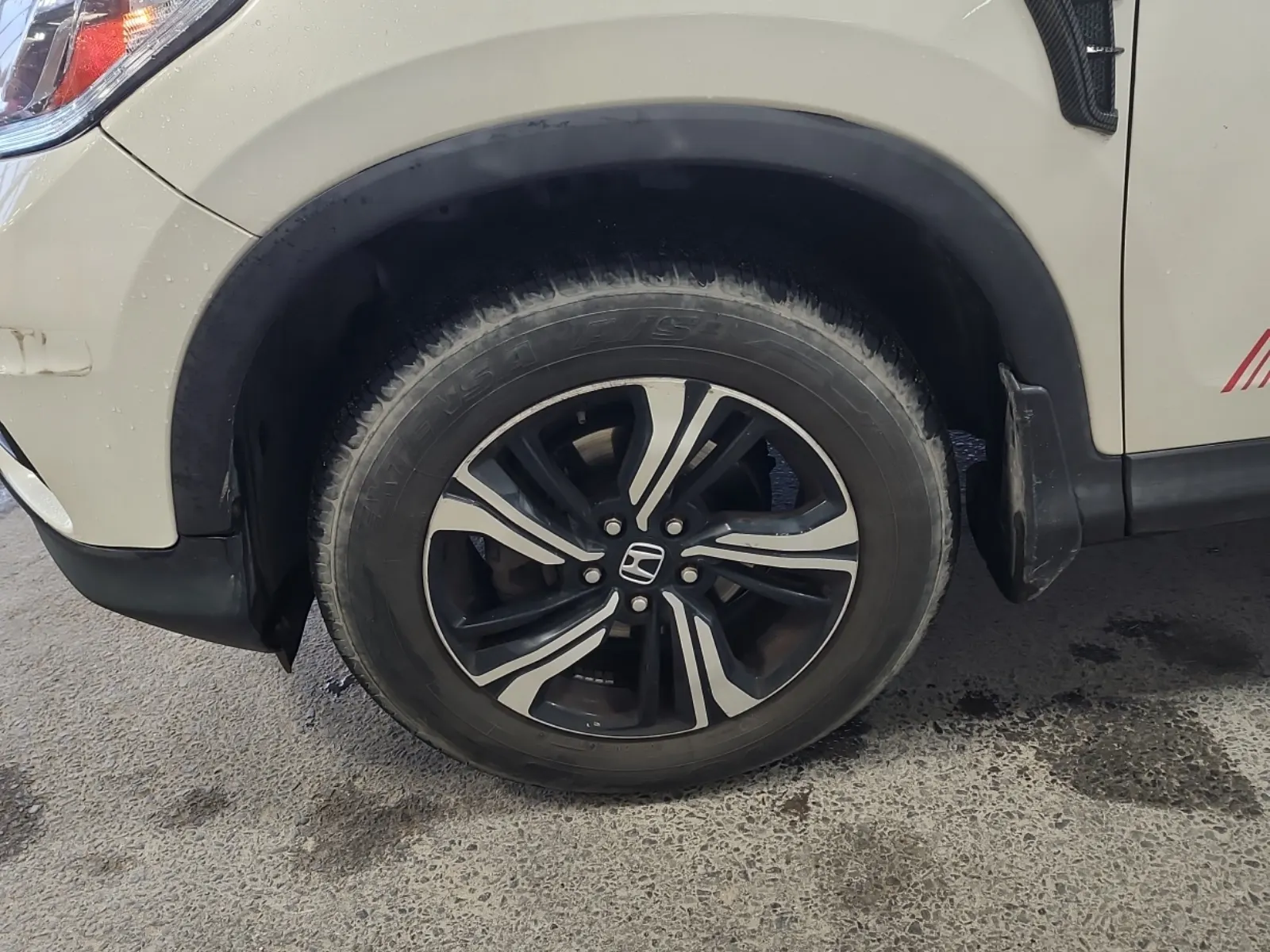 Front driver wheel/tire photo