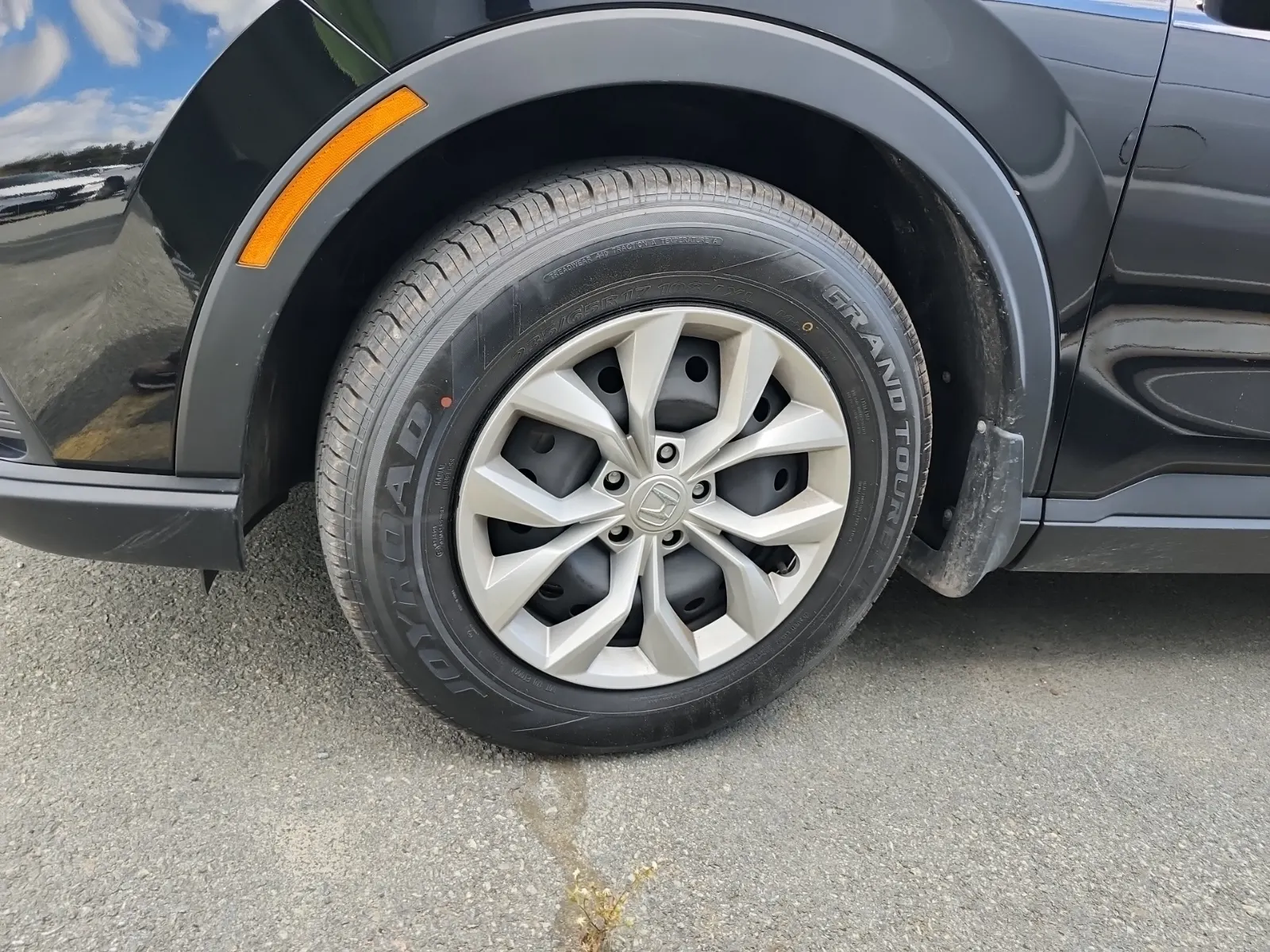 Front driver wheel/tire photo