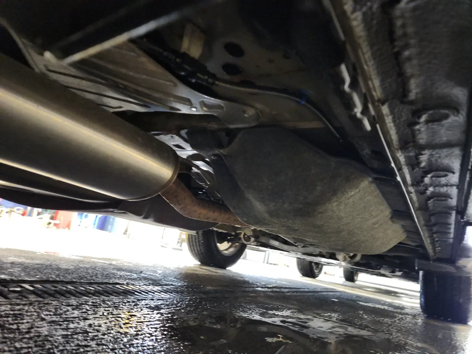 Undercarriage - Passenger Photo