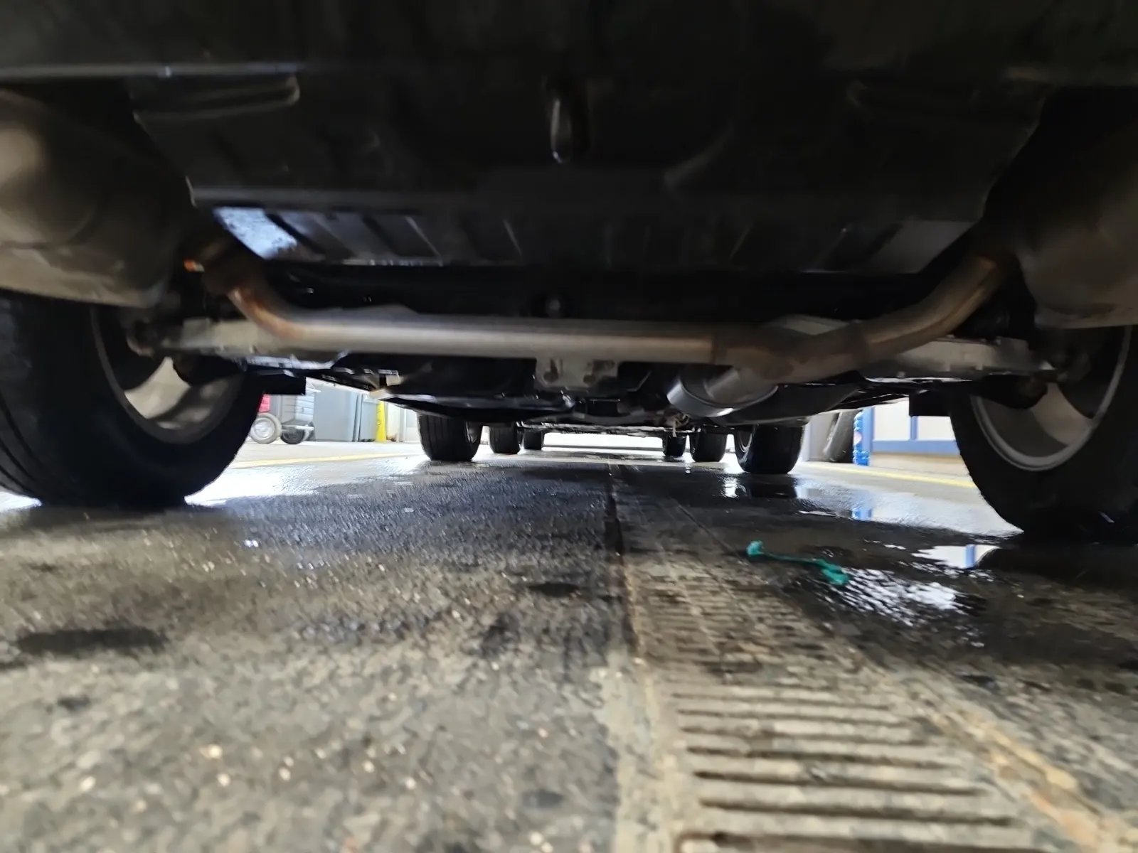 Undercarriage - Rear Photo
