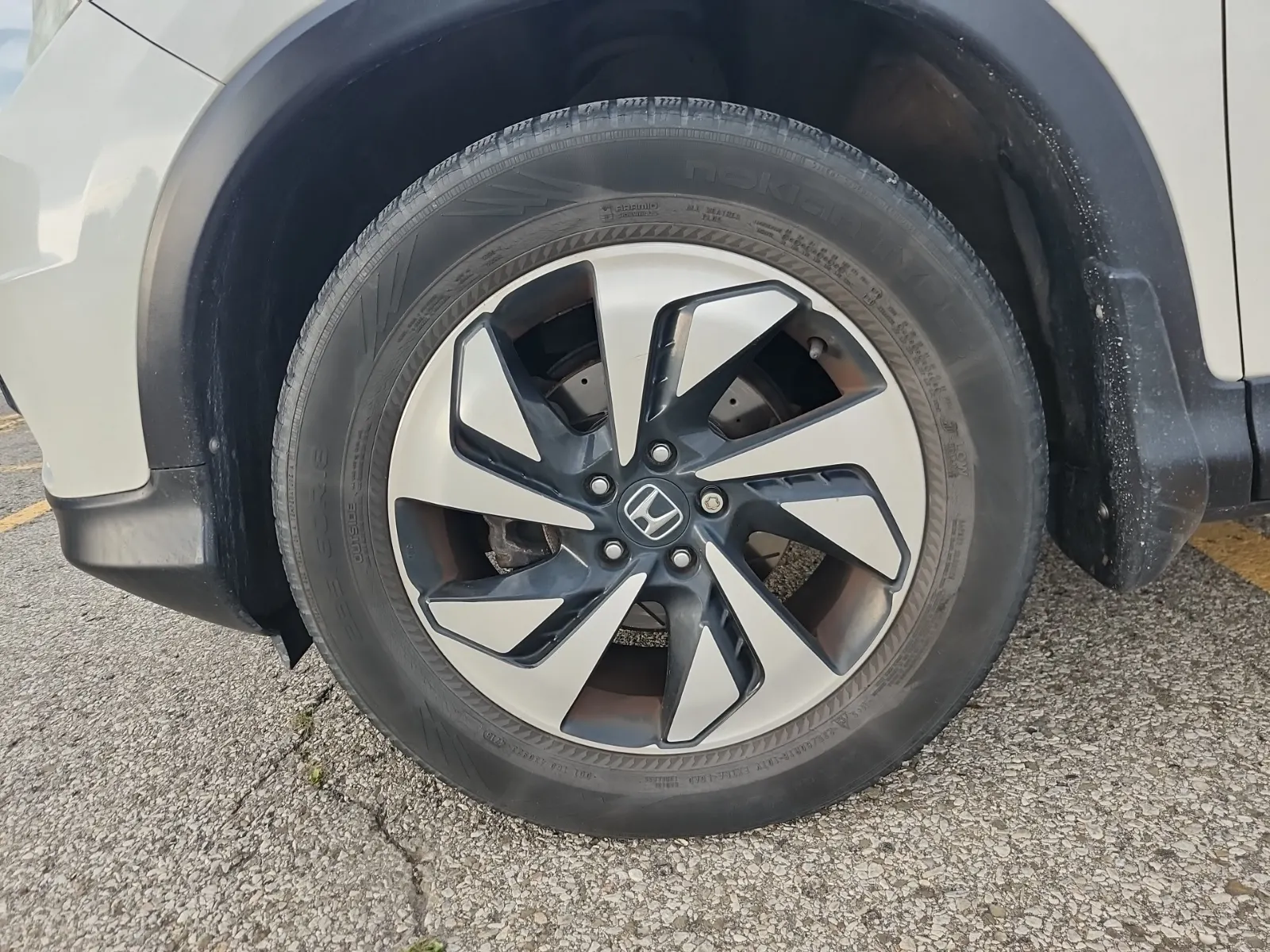 Front driver wheel/tire photo