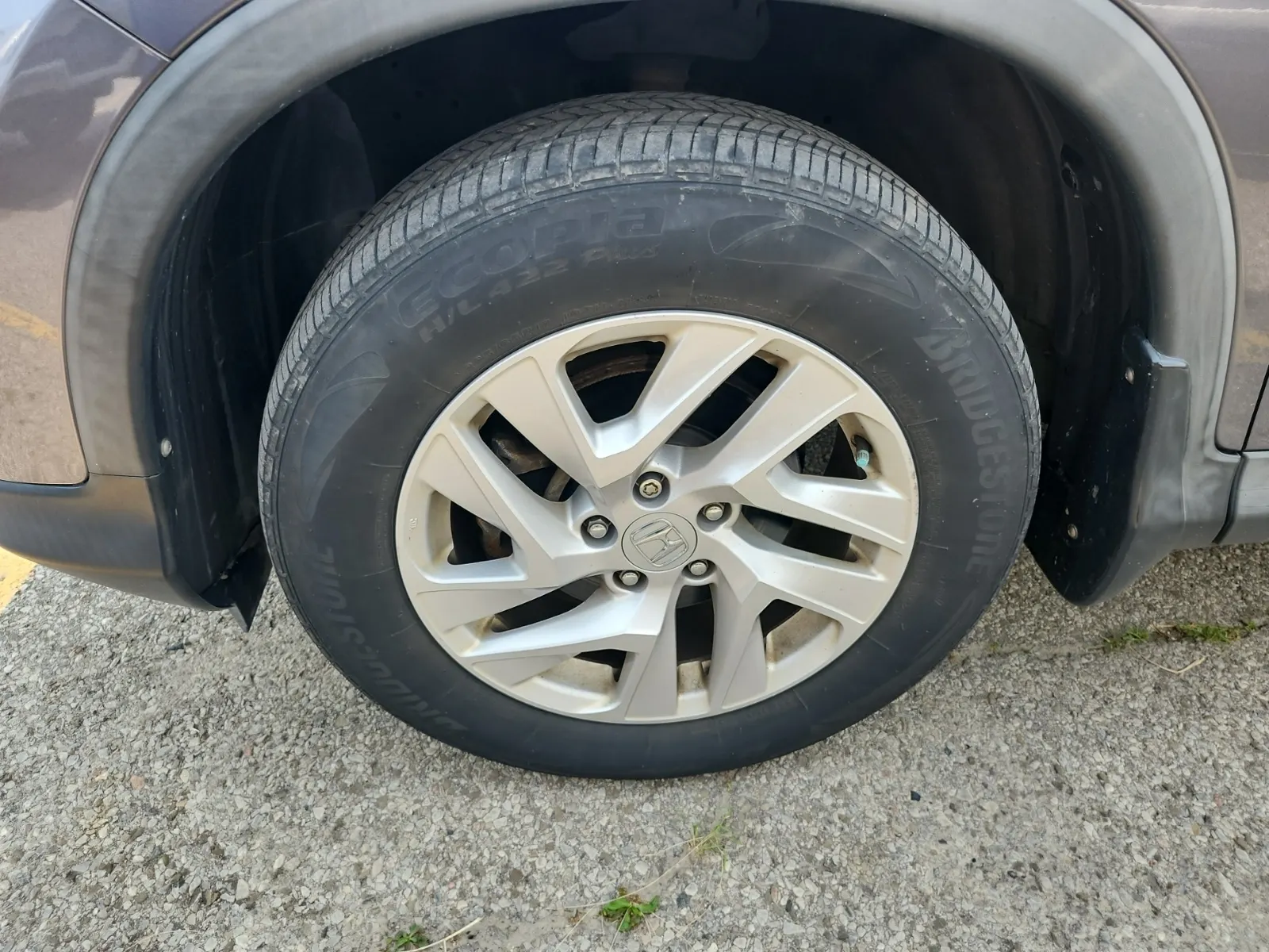 Front driver wheel/tire photo
