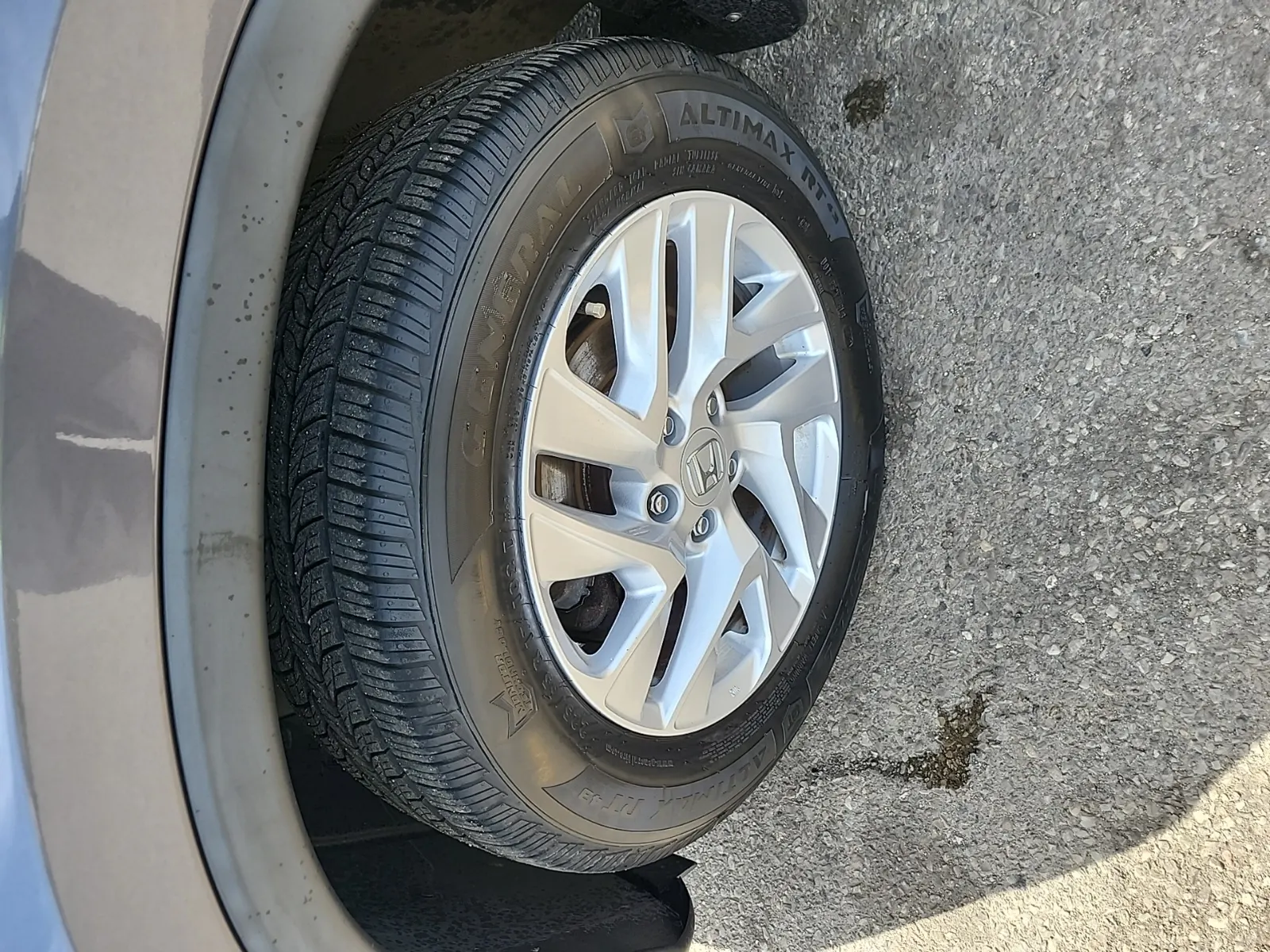 Front driver wheel/tire photo