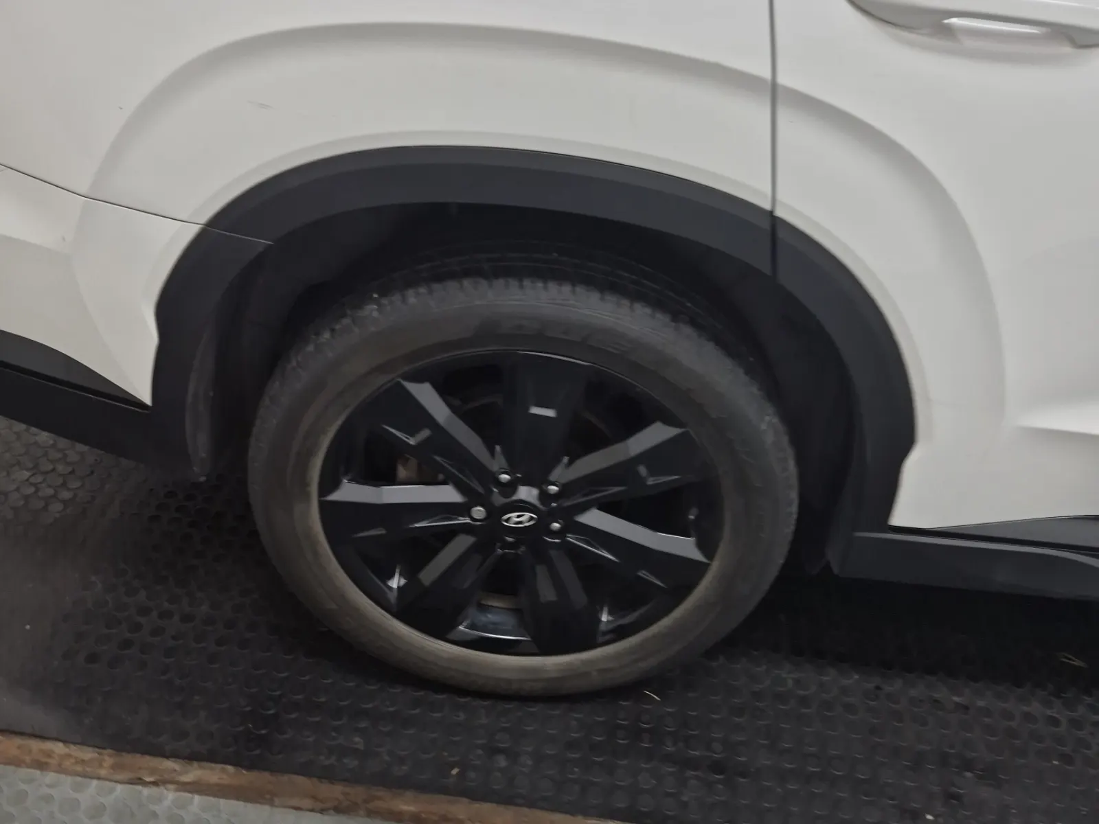 Right Rear Wheel/Tire Photo