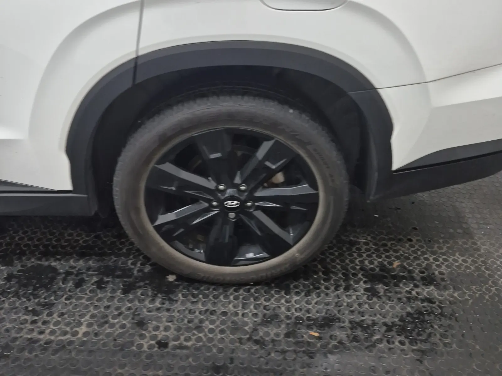 Left Rear Wheel/Tire Photo