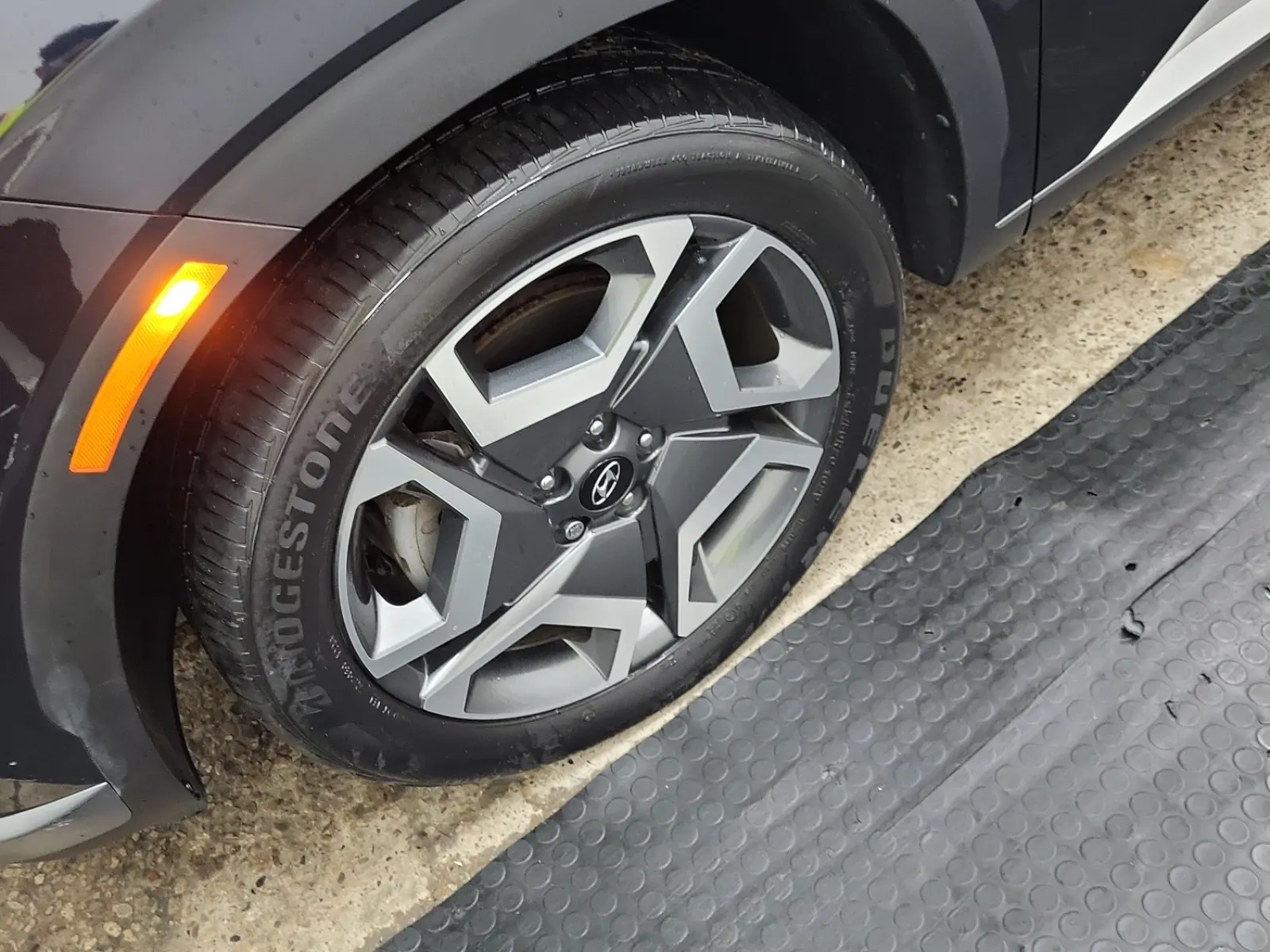 Front driver wheel/tire photo