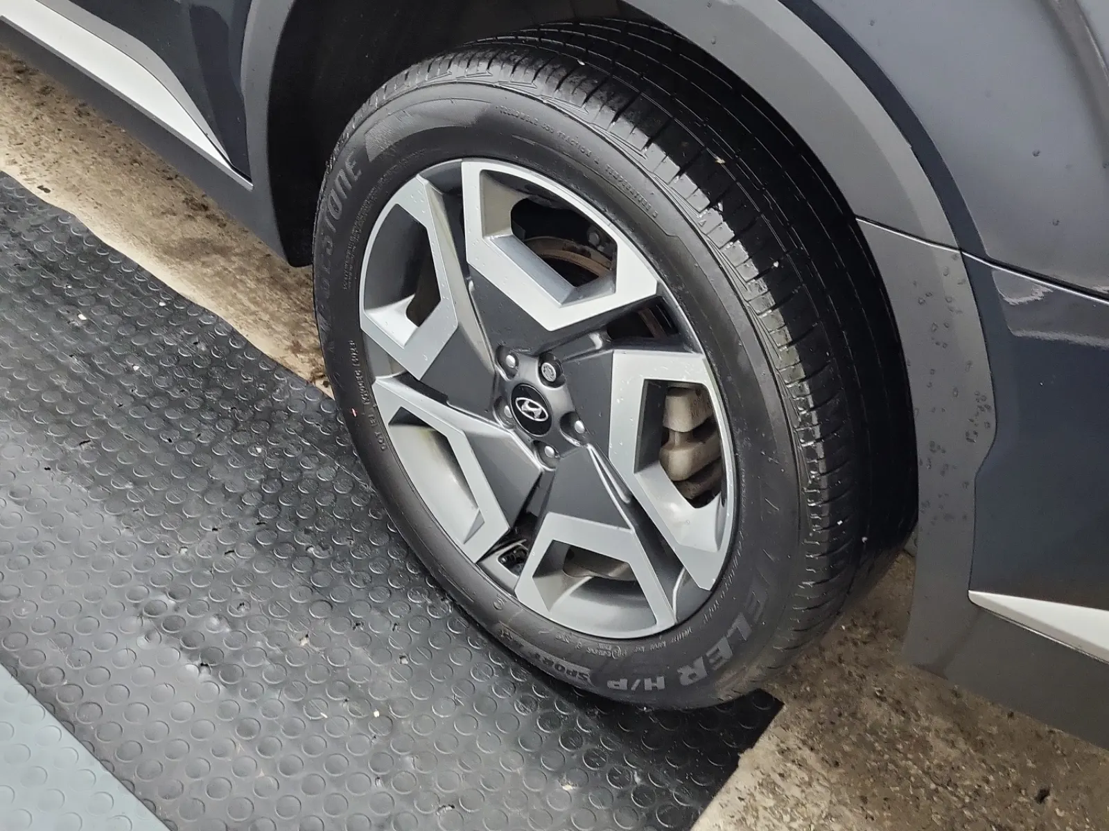 Left Rear Wheel/Tire Photo