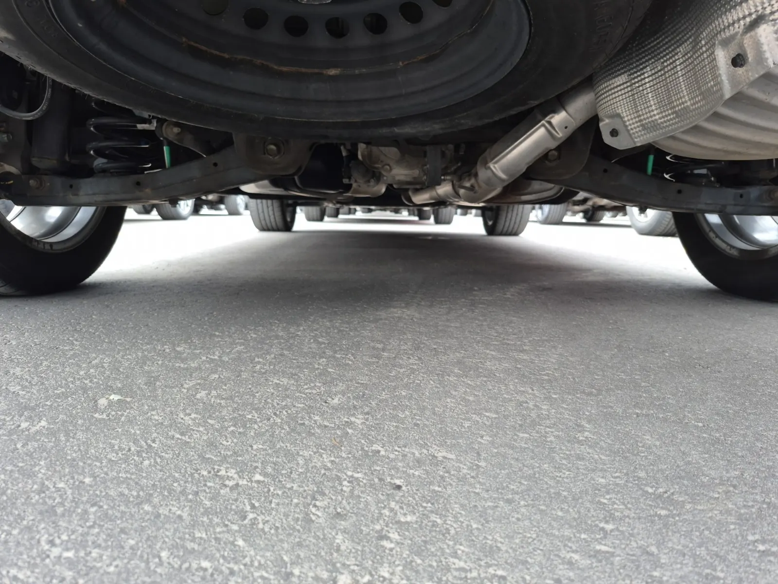 Undercarriage - Rear Photo