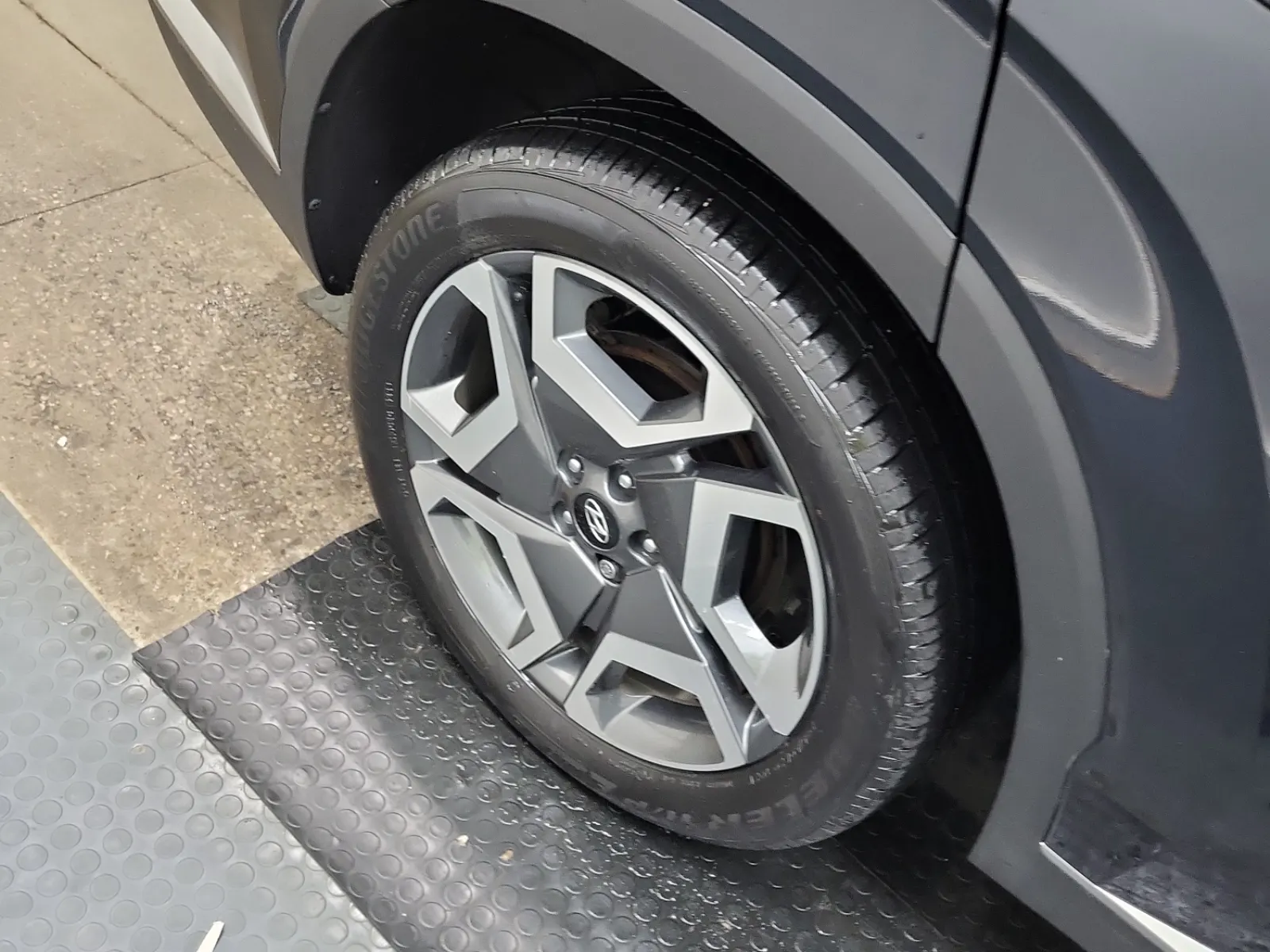 Right Rear Wheel/Tire Photo