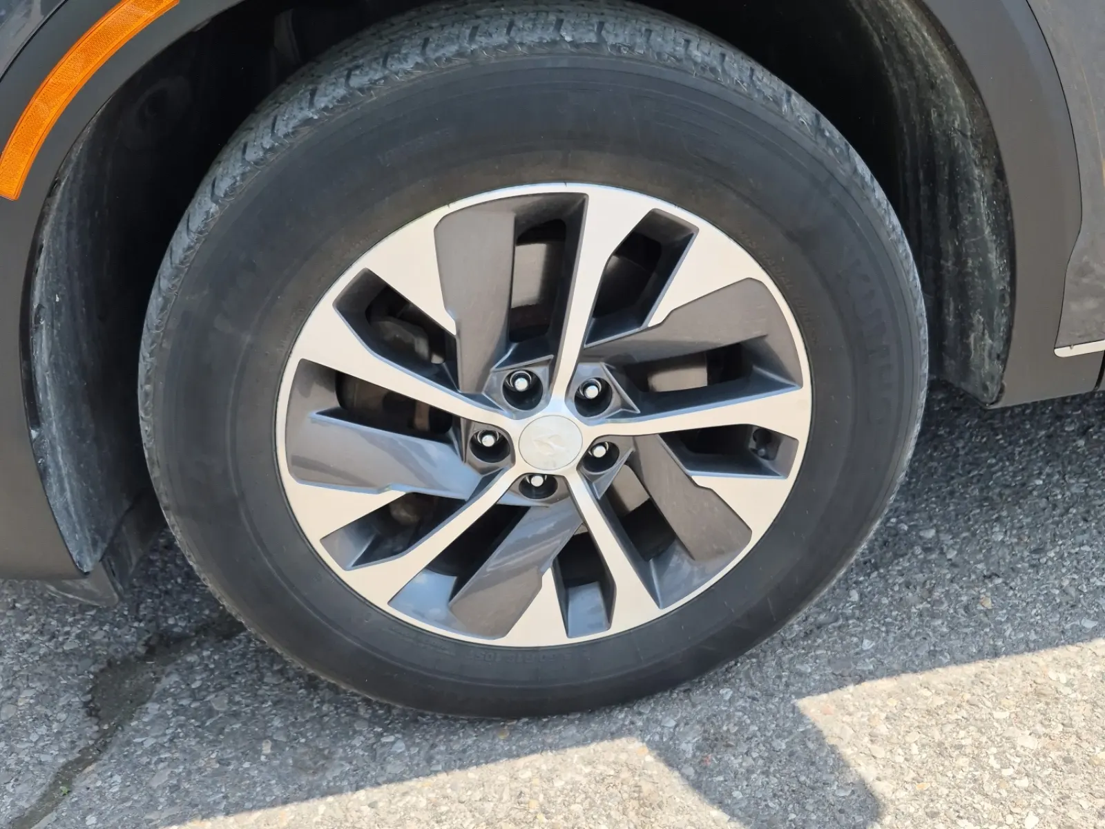 Front driver wheel/tire photo